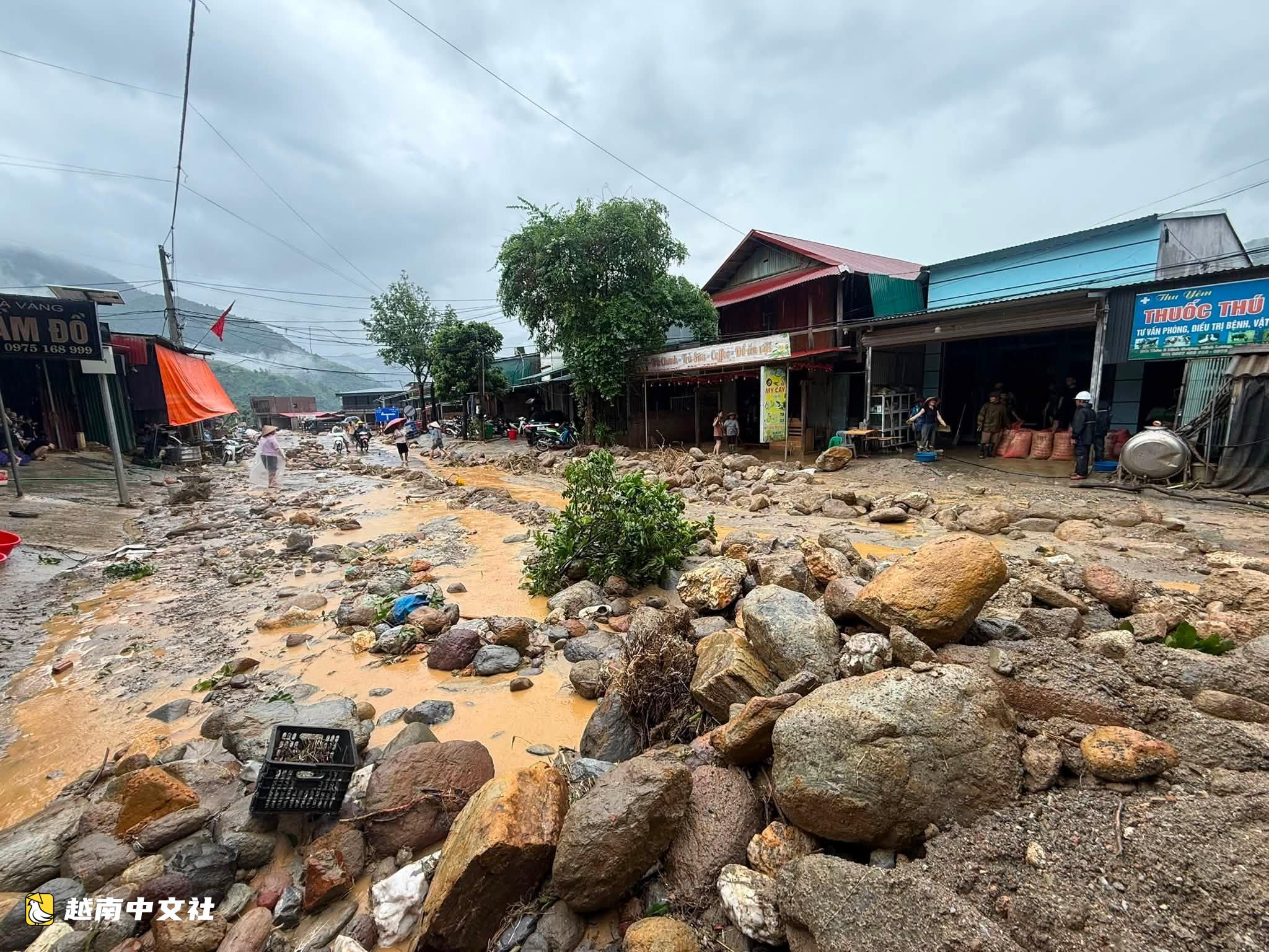 越南河內遭遇強雷雨,北部山區強降雨持續至19日,萊州至奠邊公路癱瘓