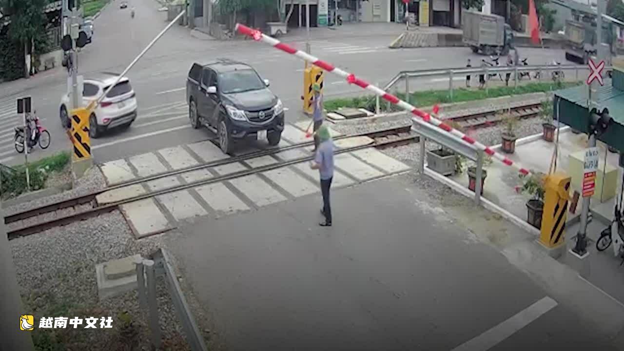 越南女司機因試圖加速通過放下護欄的鐵路道口被罰1900萬越南盾