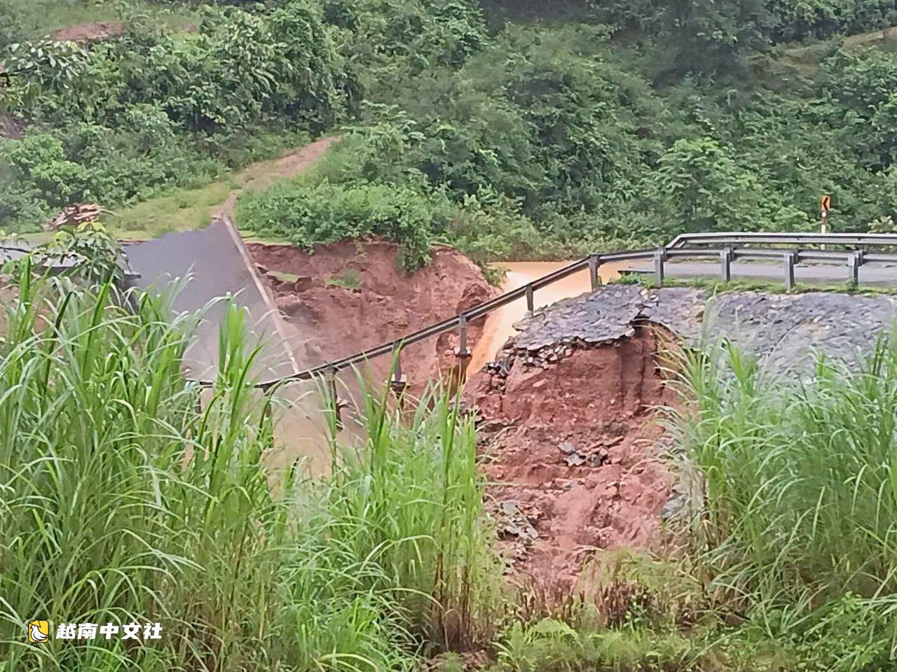 越南河內遭遇強雷雨,北部山區強降雨持續至19日,萊州至奠邊公路癱瘓