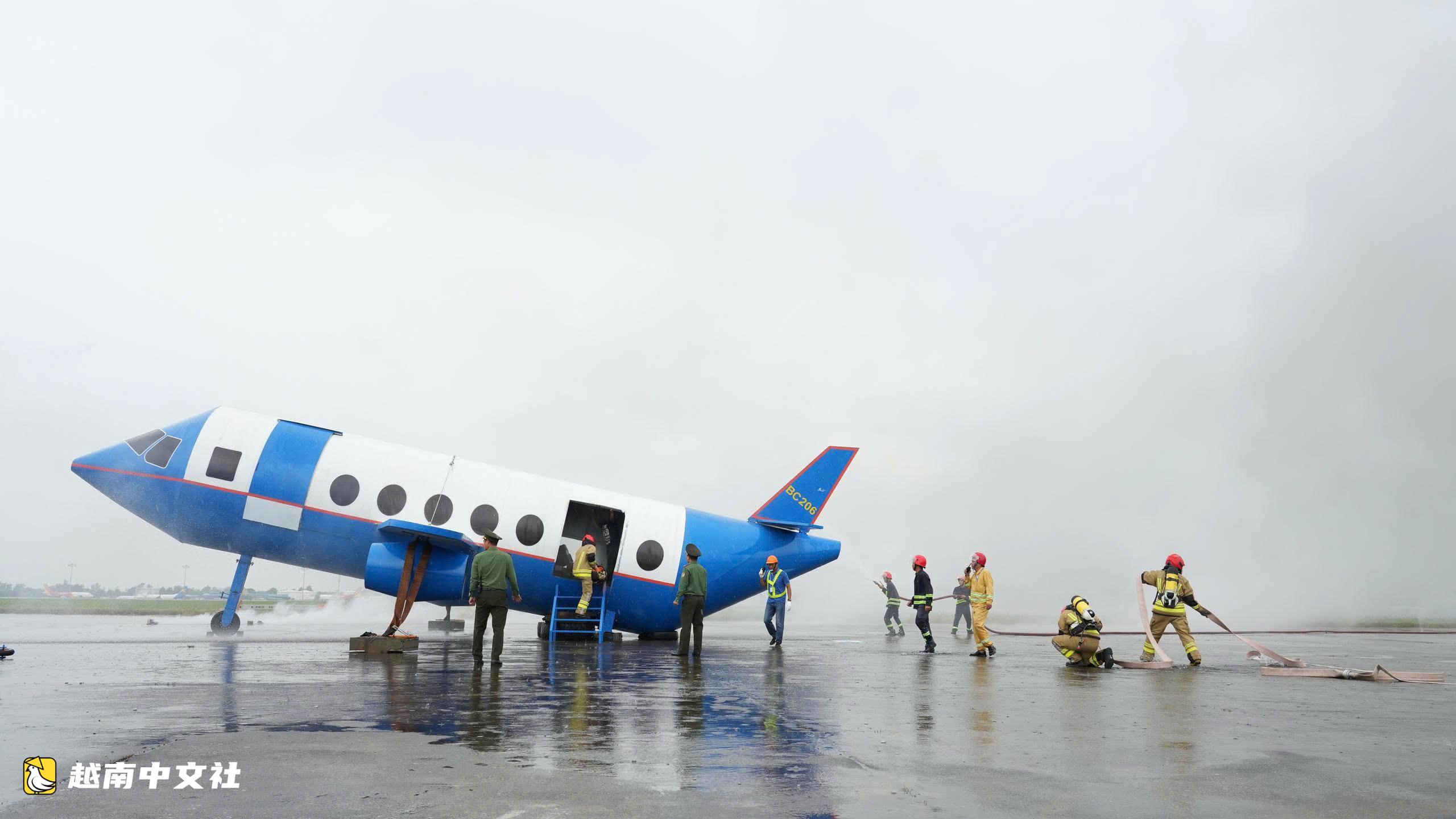 越南內排國際機場起落架塌陷起火救援演練