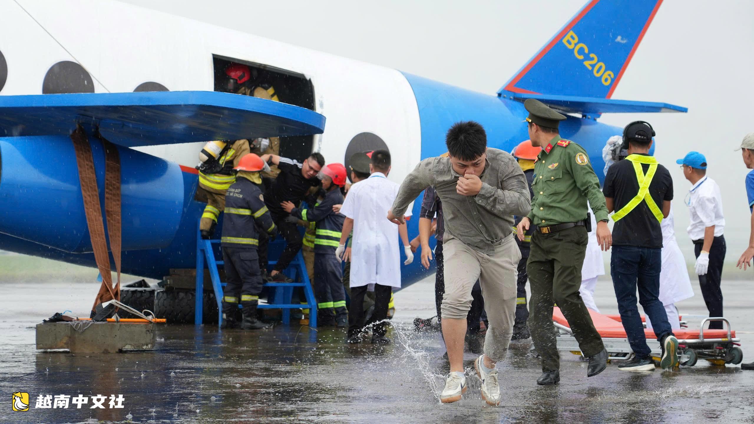 越南內排國際機場起落架塌陷起火救援演練