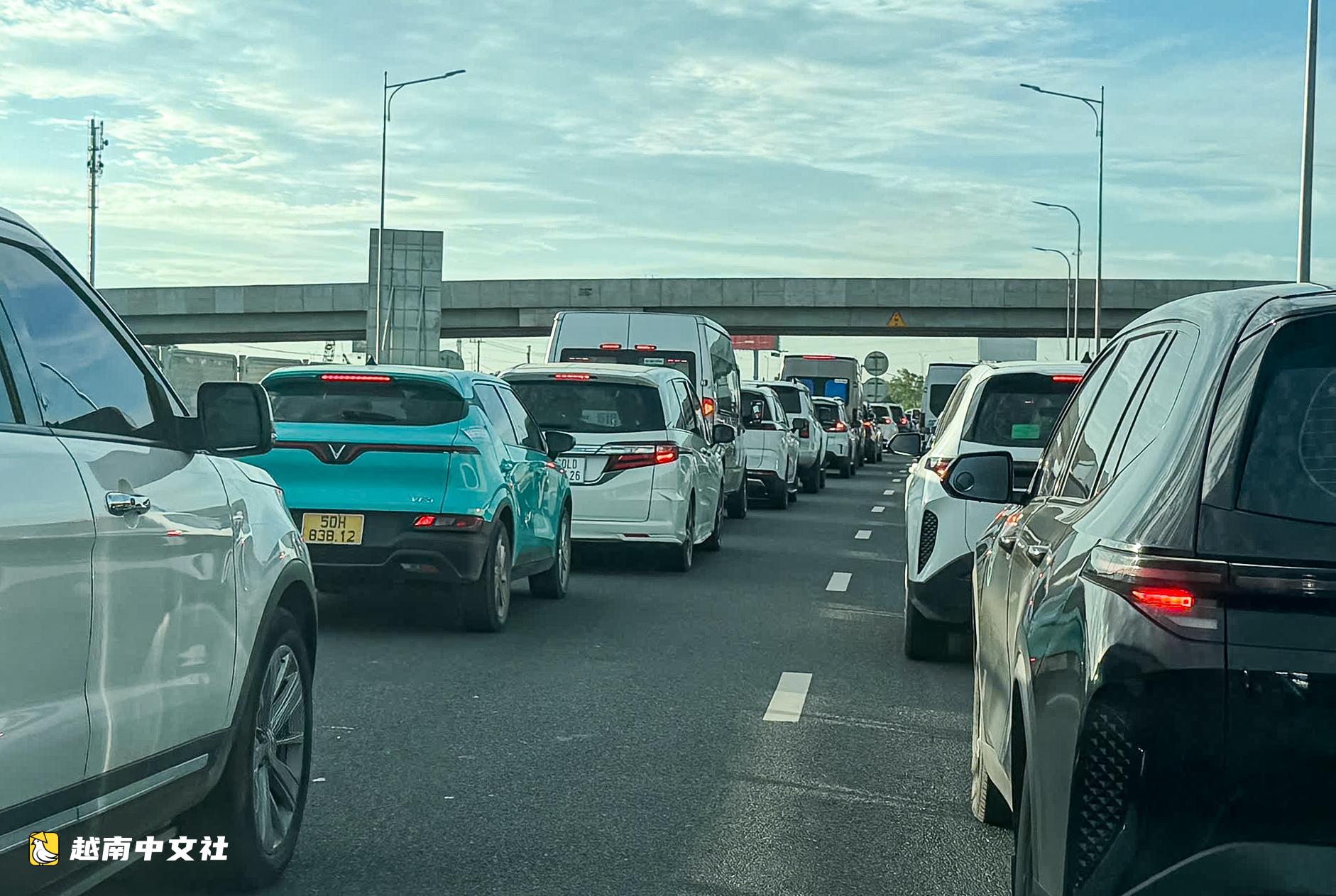 越南仁澤橋與胡志明市-隆城高速臨時連接道路路面破損