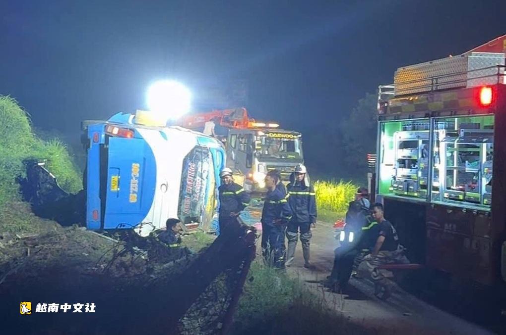 越南客車衝出法雲-怯橋高速公路,4人死亡