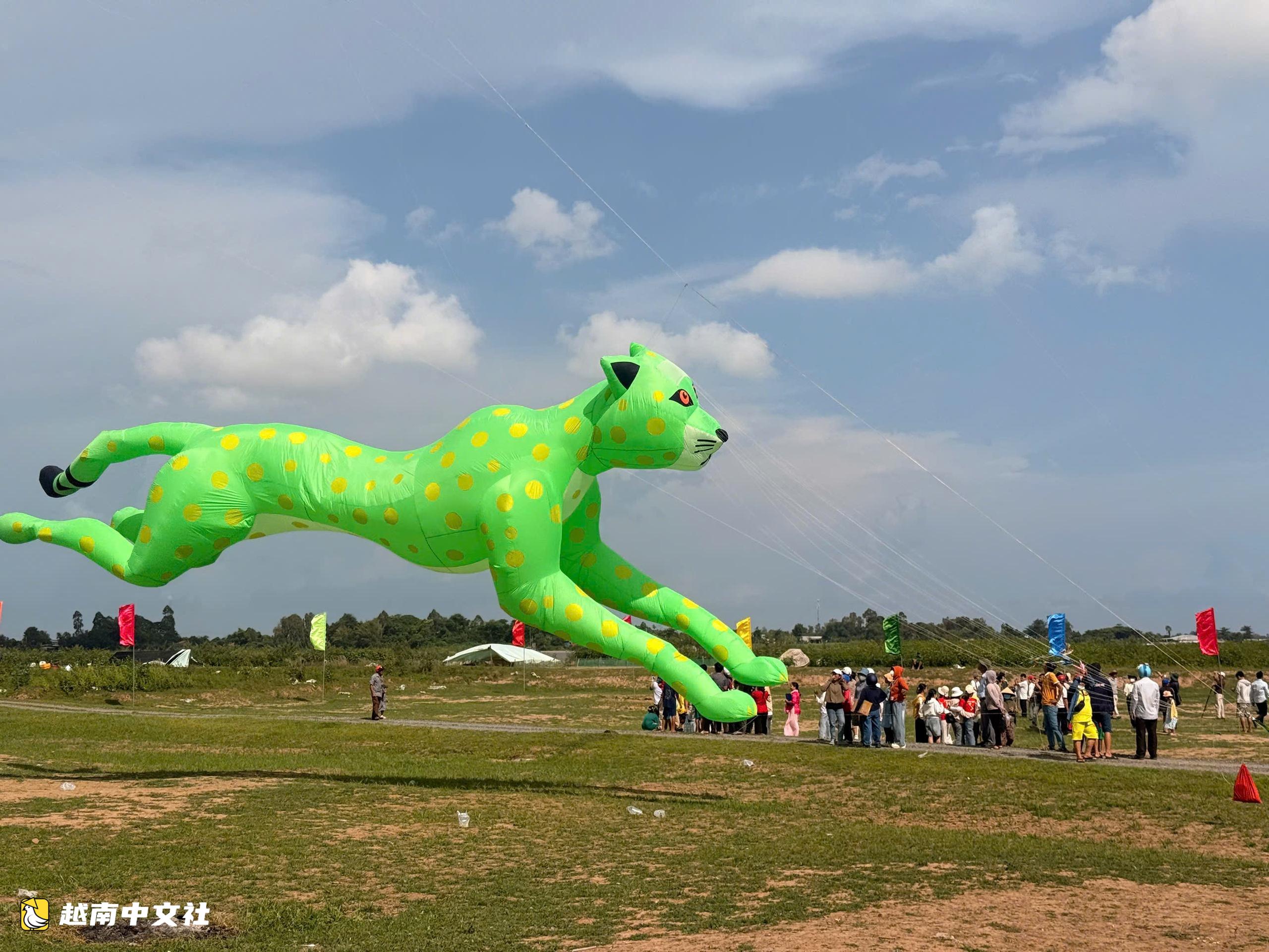 越南邊境地區風箏大賽上驚豔亮相的“巨型鯊魚”風箏