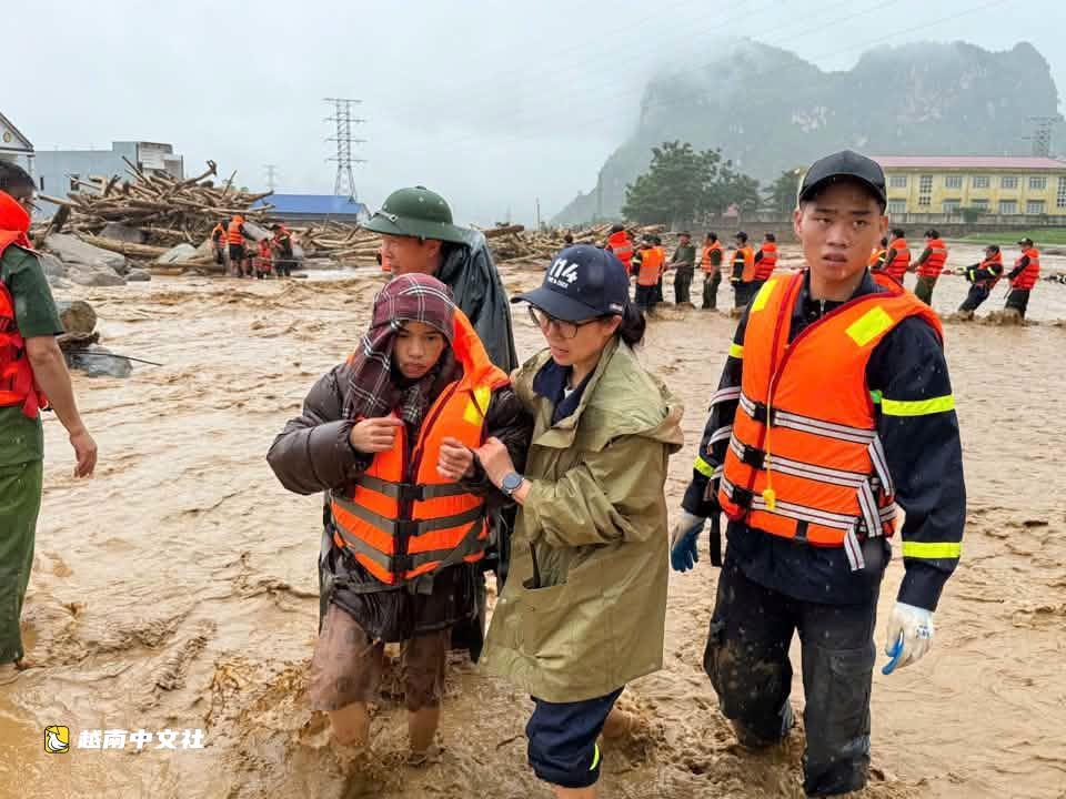 越南萊州省被洪水沖毀的村莊圖像