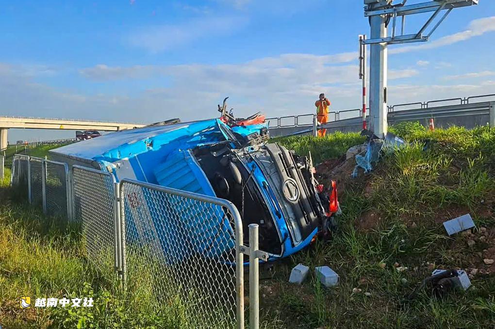 越南河靜省咸宜-翁昂高速一卡車側翻致一人死亡