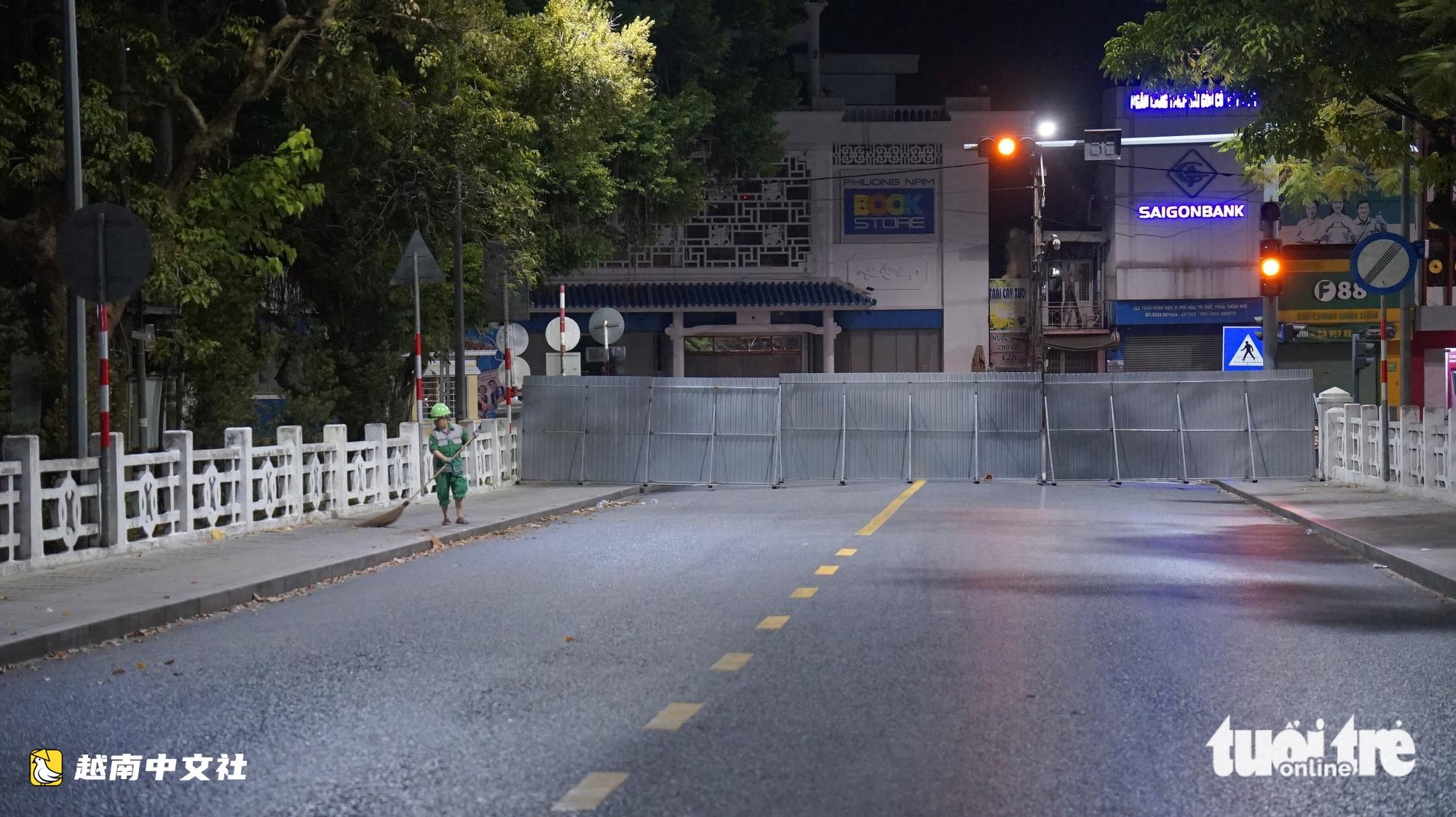 越南工程師與工人通宵“美化”順化象徵性錢場橋