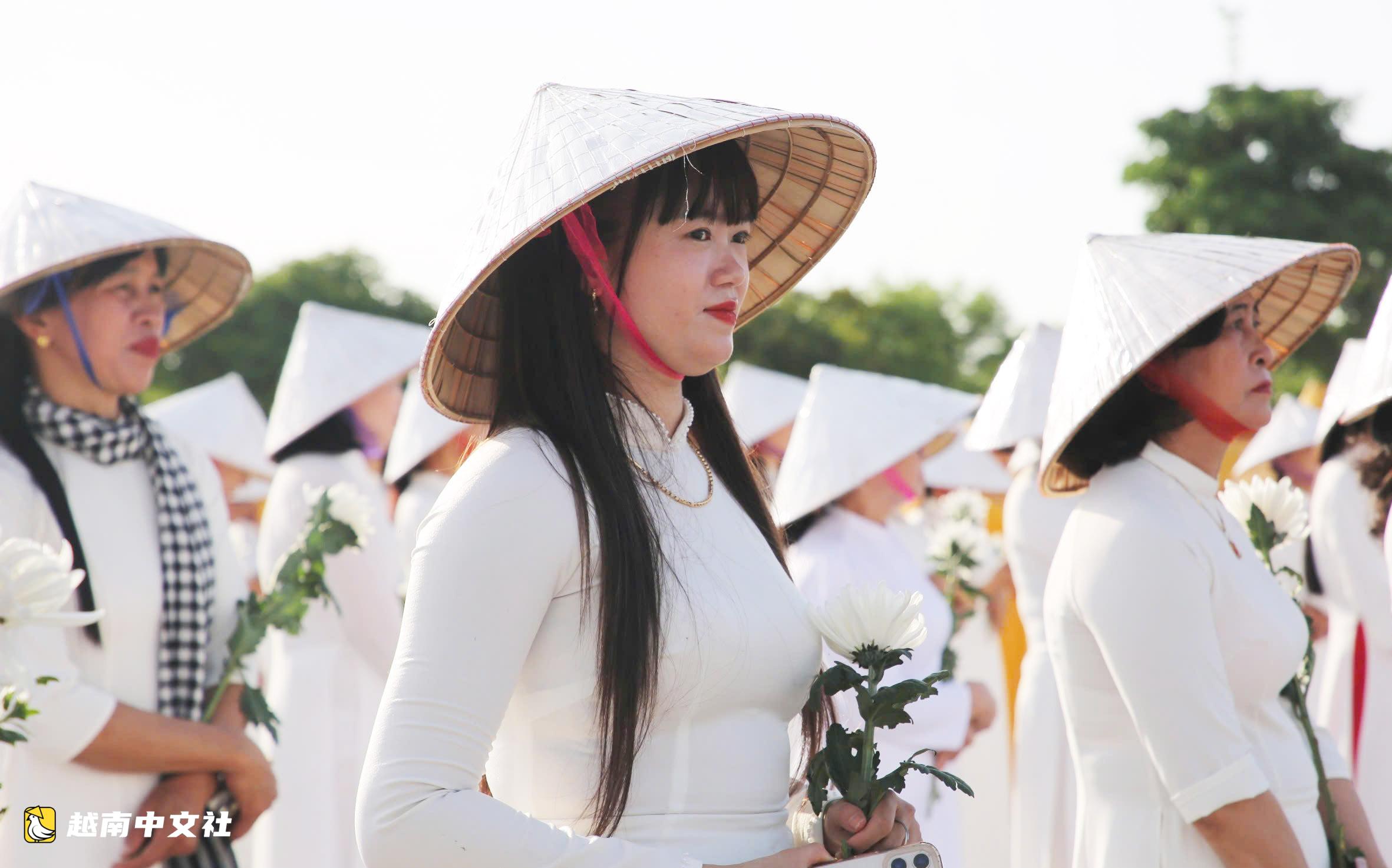 越南峴港1500多名婦女獻白菊花感恩越南英雄母親