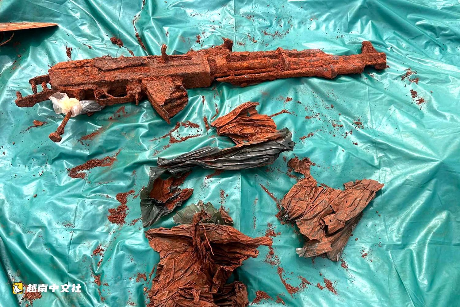 越南同奈省一處集體墓穴發現疑似烈士遺物,有刻著“進規”的鋼筆