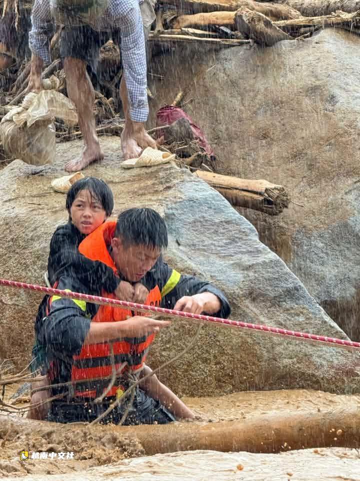 越南萊州省被洪水沖毀的村莊圖像