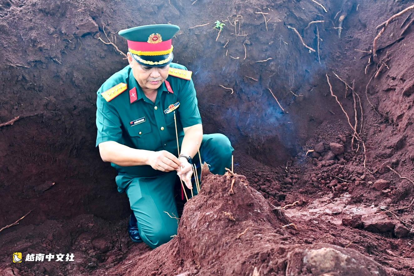 越南同奈省一處集體墓穴發現疑似烈士遺物,有刻著“進規”的鋼筆