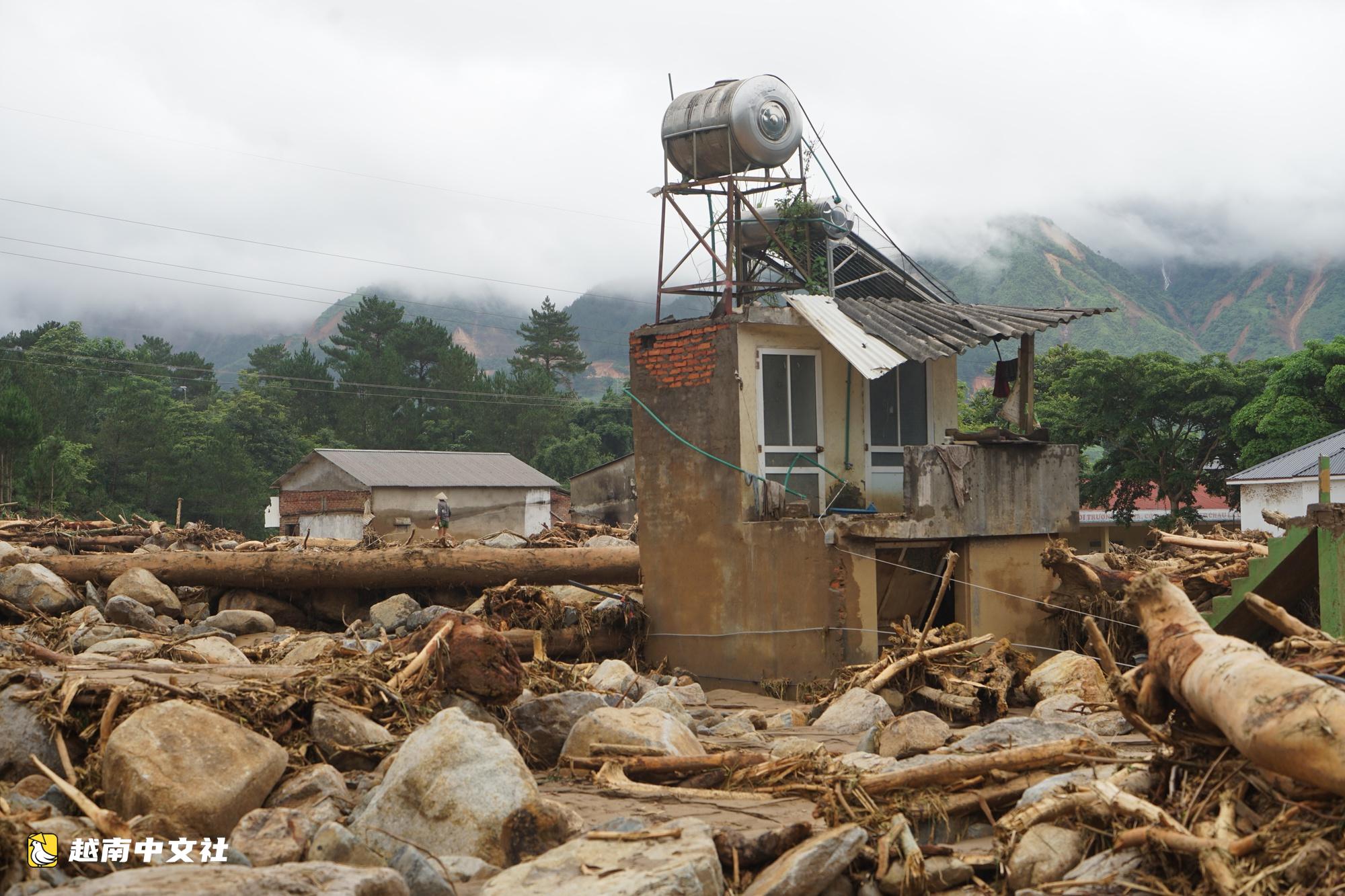 越南萊州省持續降雨,村莊因兇猛洪水淪為廢墟