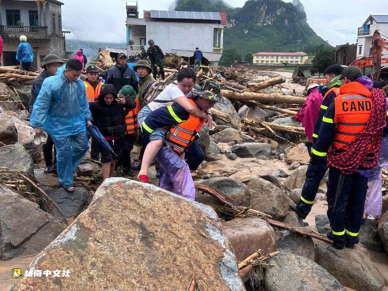 越南萊州:再救出4名被困者,800人繼續搜尋失蹤人員