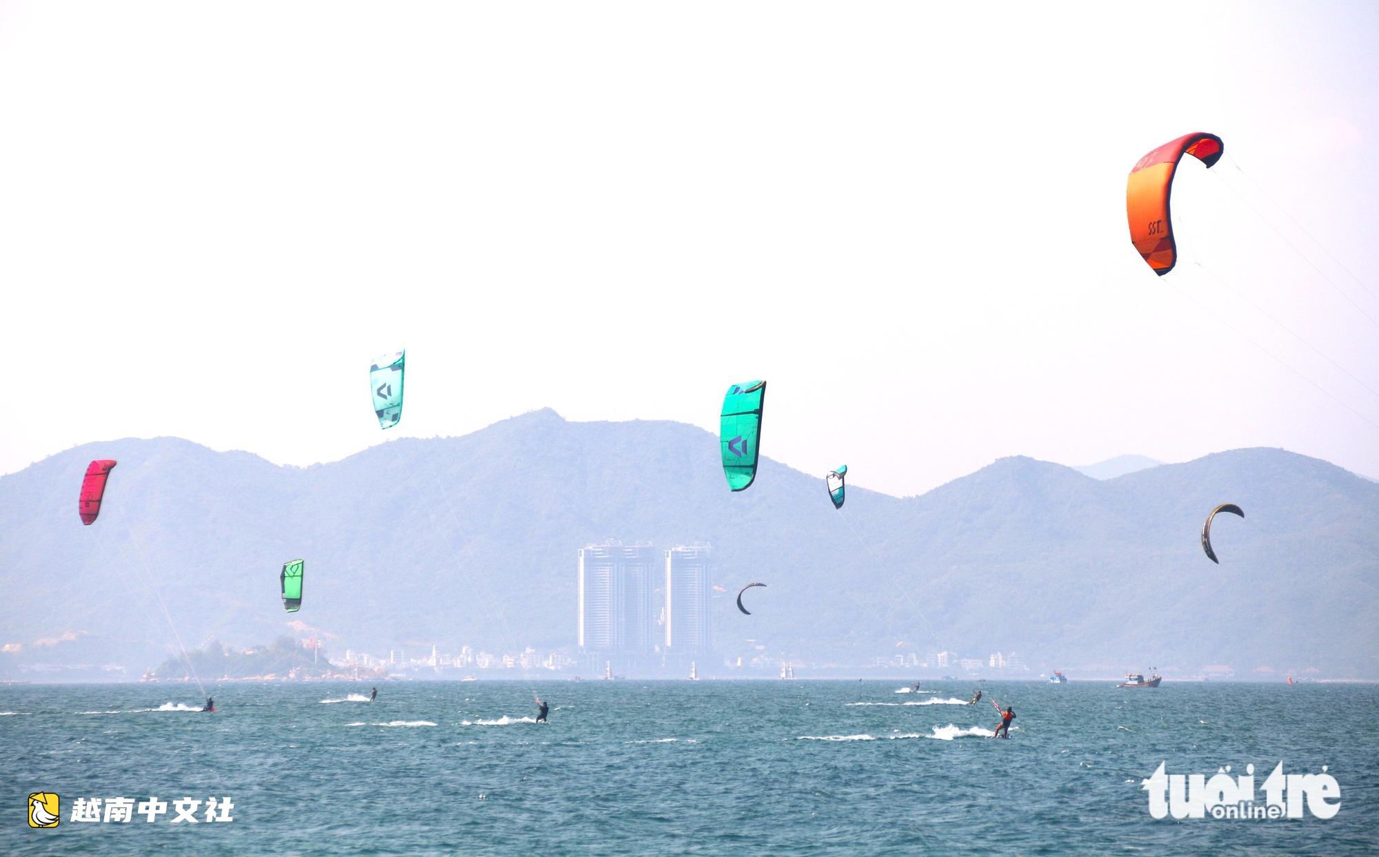 2026年越南海洋節:觀賞巨型風箏和運動員在芽莊灣衝浪風箏