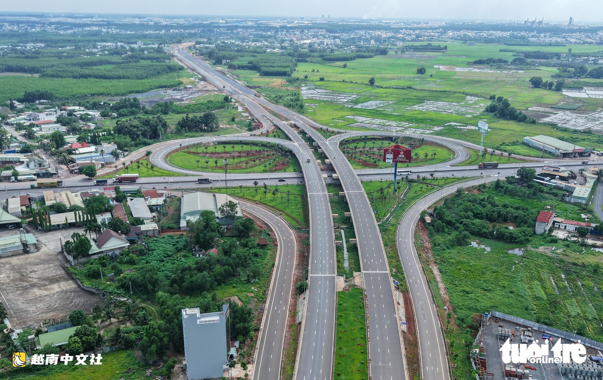 越南隆城机场门户主干道:直通机场的通道已初具规模