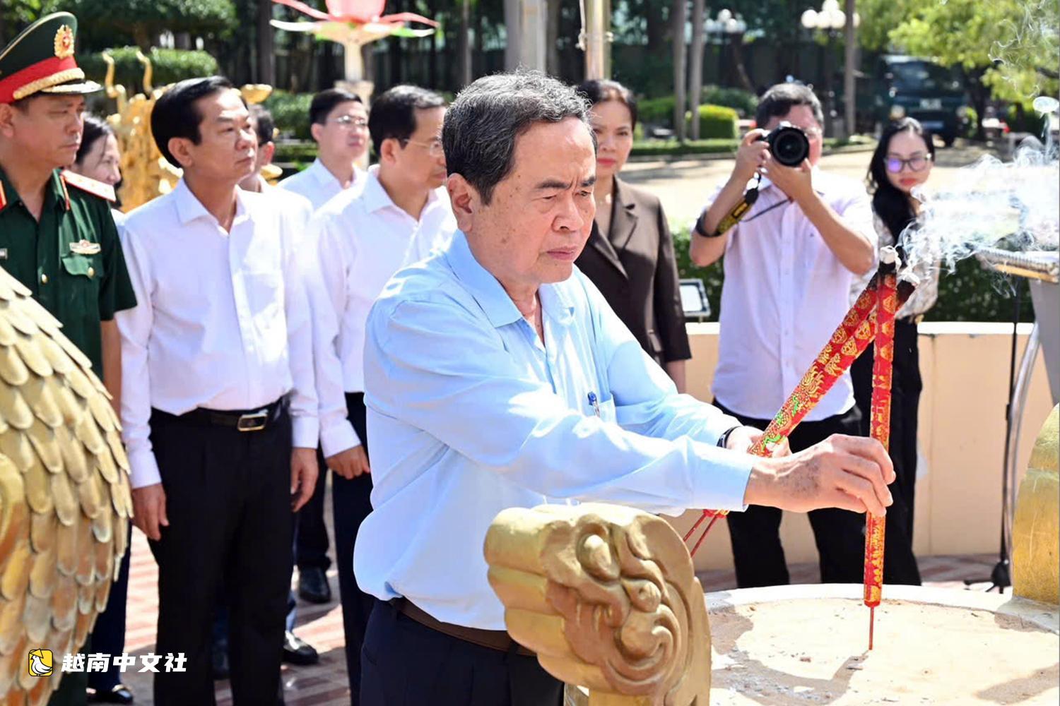 越南国会主席陈青敏敬香缅怀女英雄烈士武氏六