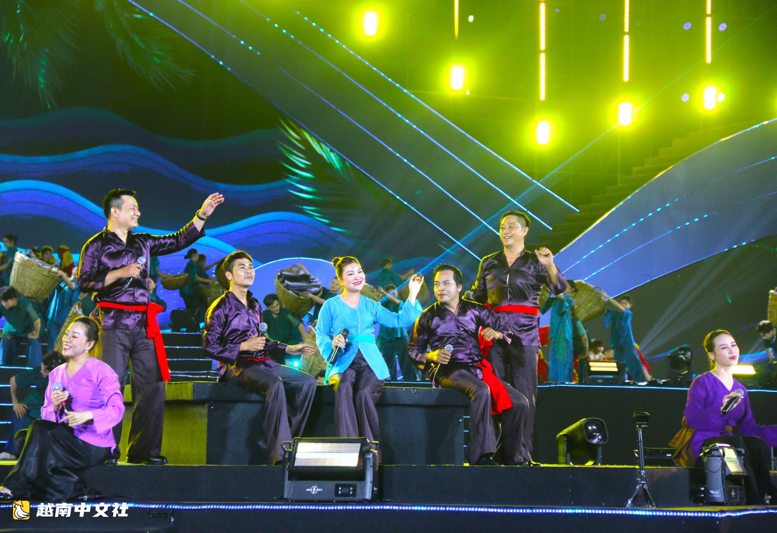 越南庆和海洋节开幕夜:Hòa Minzy、Đức Phúc、Lâm Bảo Ngọc等艺人“点燃”舞台