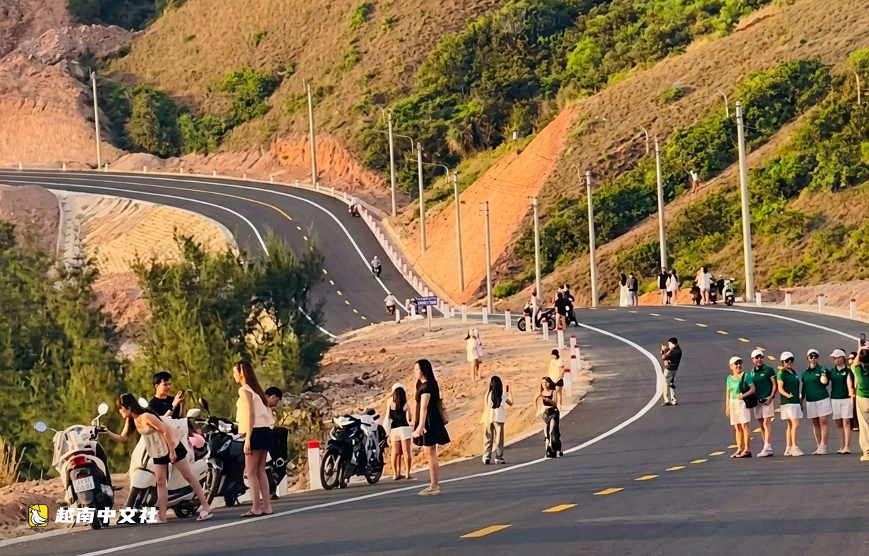 越南洛迪歐沿海公路未完工,民眾不顧危險湧去打卡