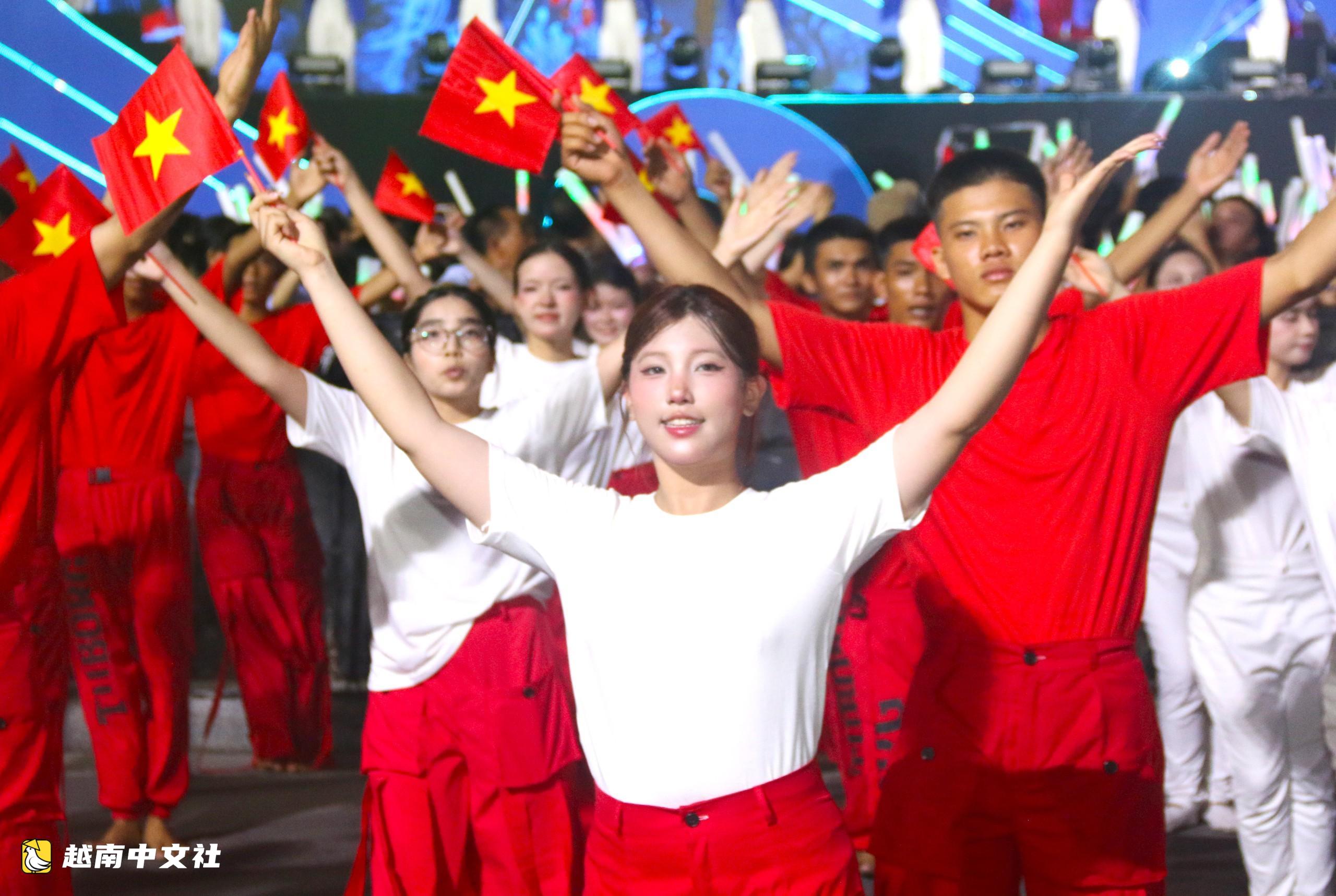 越南庆和海洋节开幕夜:Hòa Minzy、Đức Phúc、Lâm Bảo Ngọc等艺人“点燃”舞台