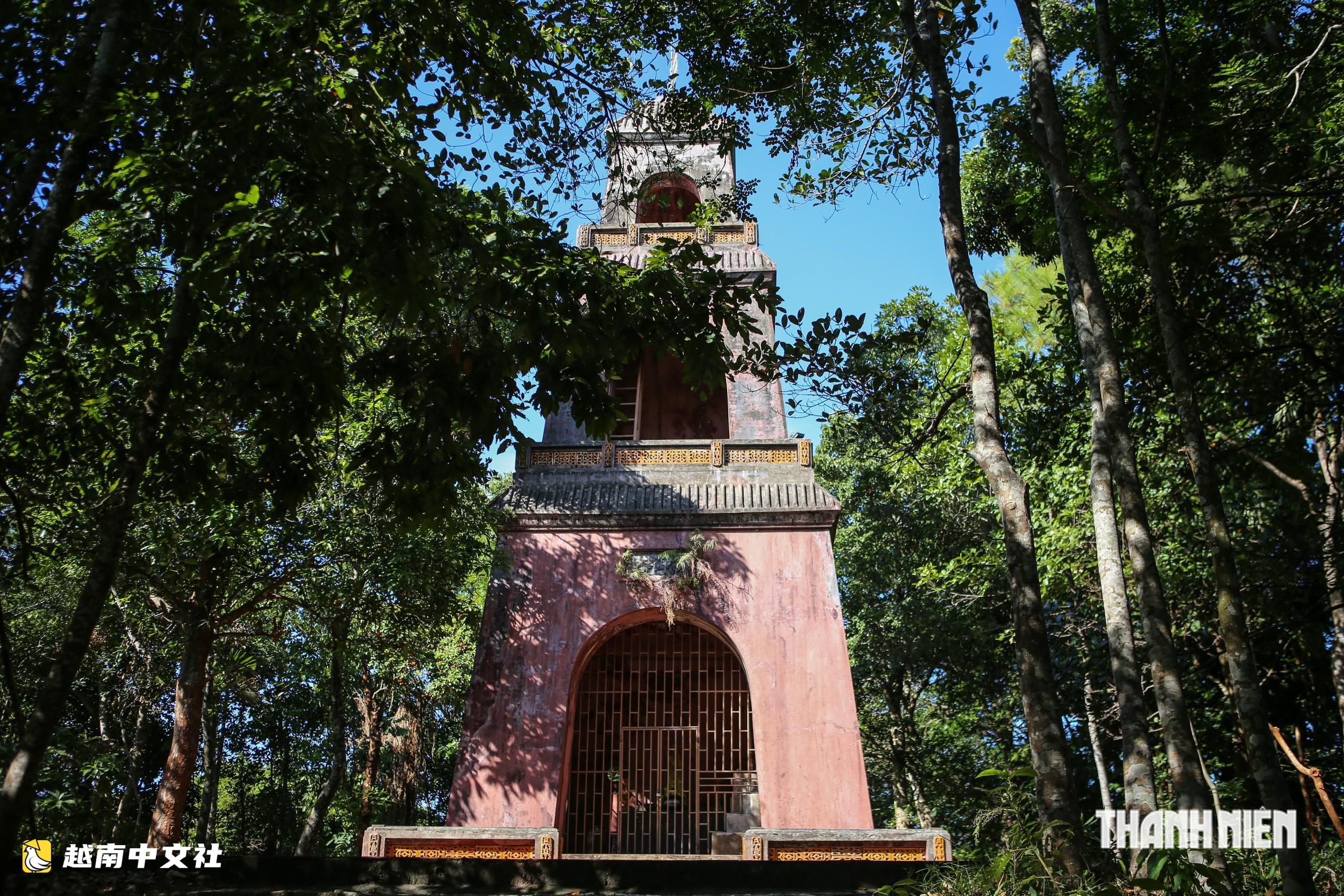 越南阮朝多位皇帝曾留下詩篇讚美聖緣寺美景的國寺