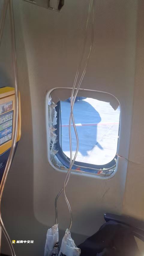 妻子抓住丈夫雙腿,使其免遭被吸出越南飛機外的厄運