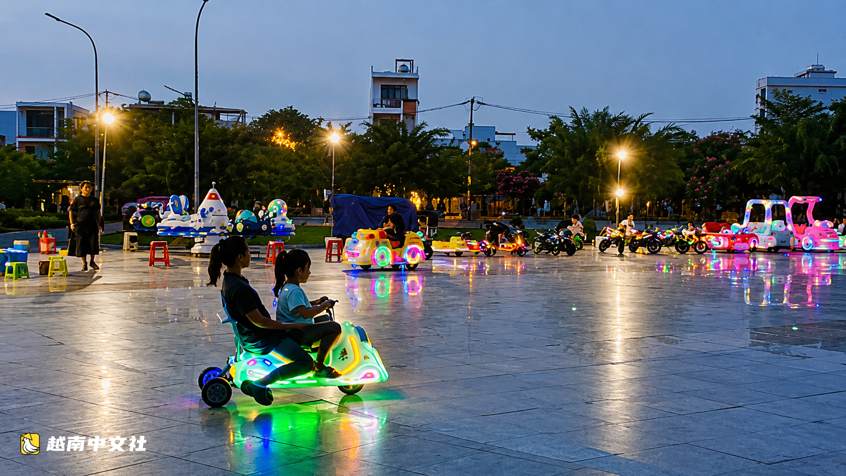 越南峴港:將時速30-40公里的電動車交給兒童駕駛,極其危險