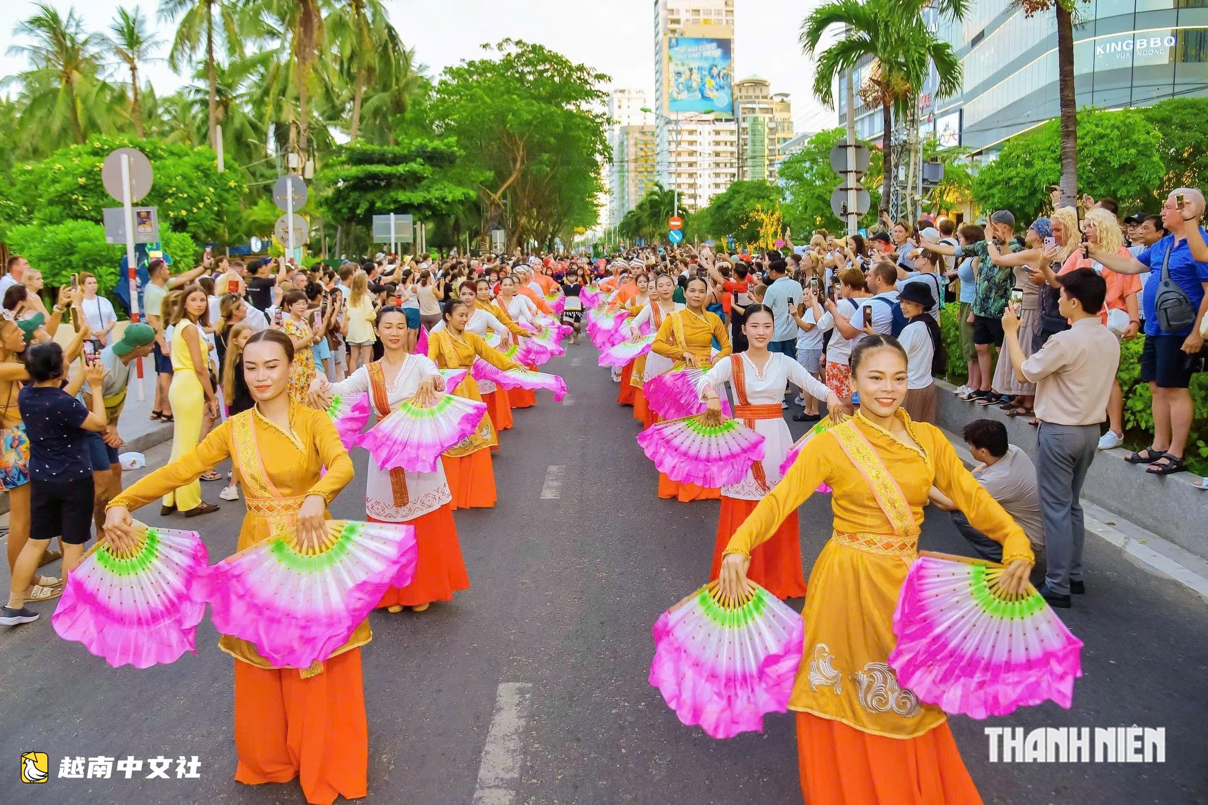 越南慶和省海洋節3天收入超1.3萬億越南盾