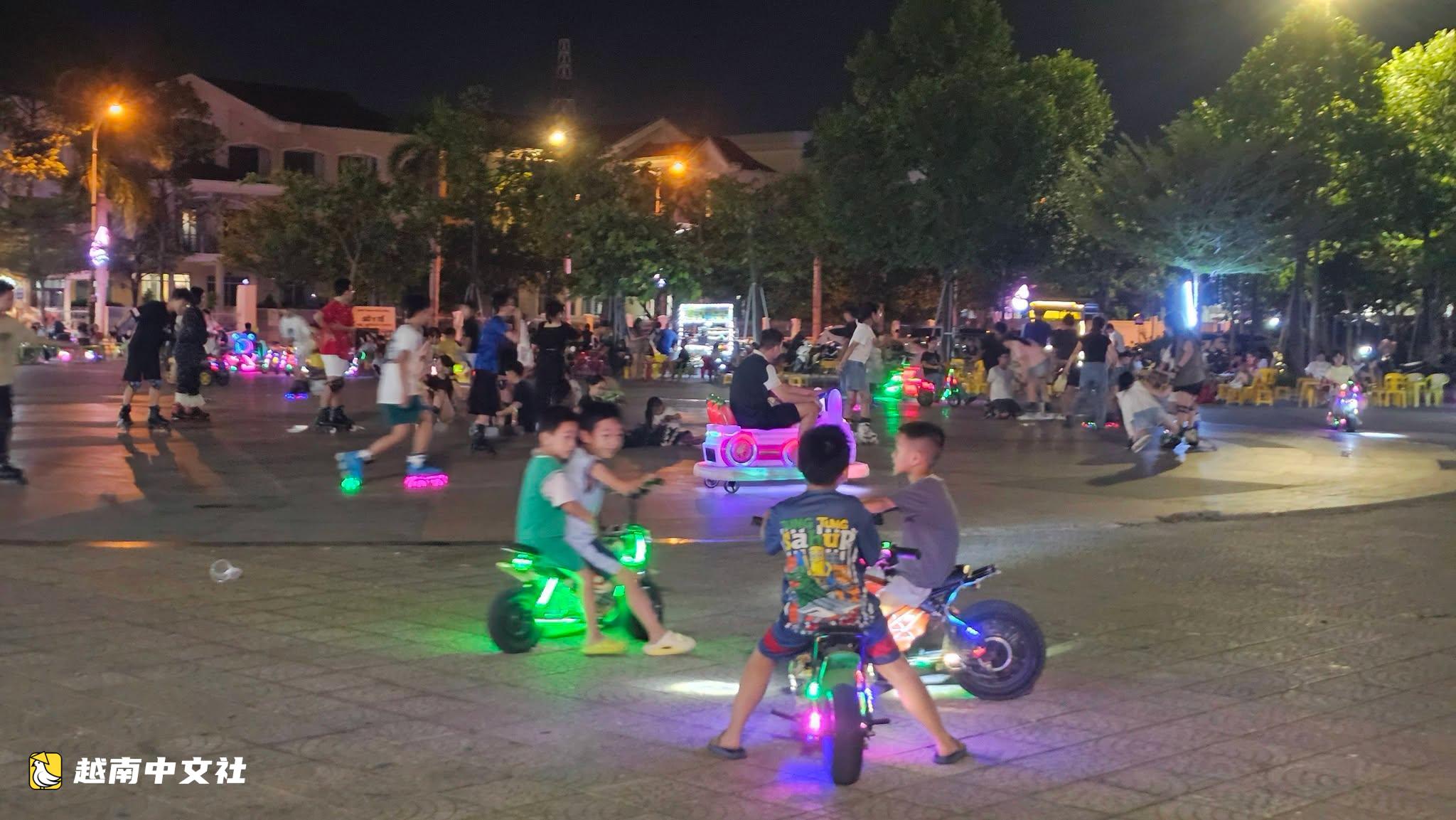 越南峴港:將時速30-40公里的電動車交給兒童駕駛,極其危險