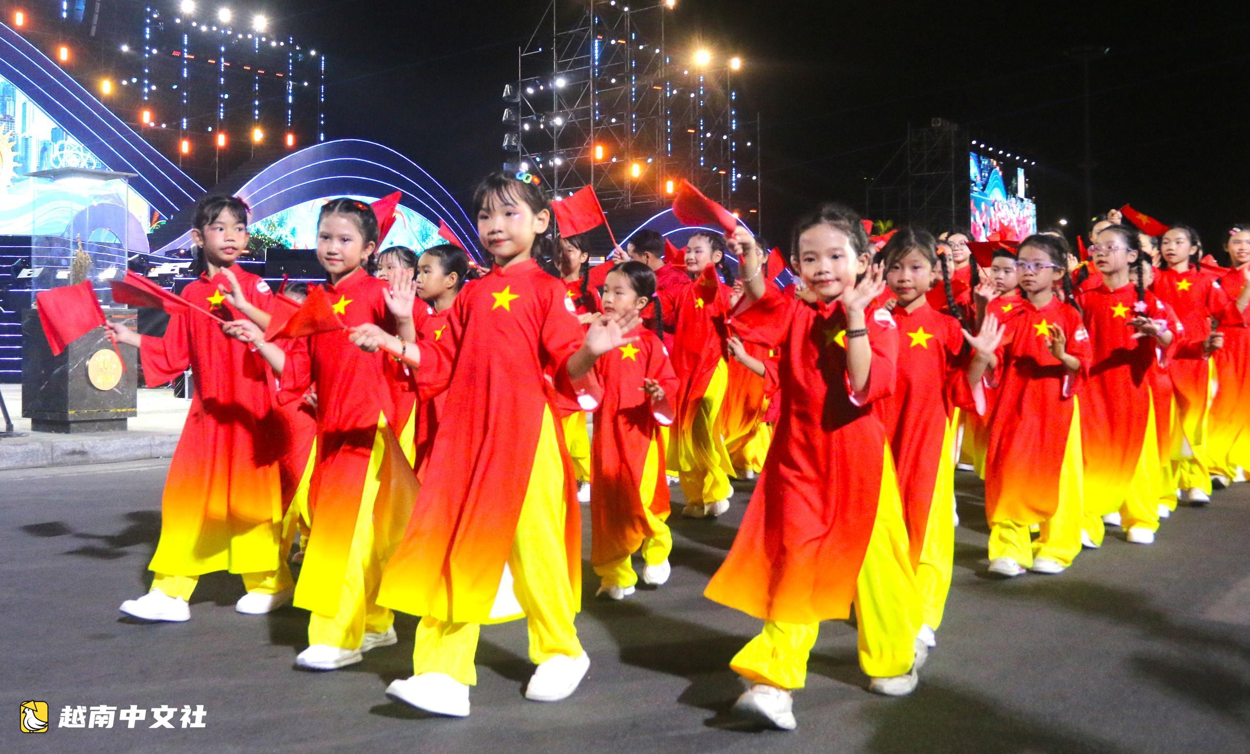 越南芽莊街頭狂歡節色彩繽紛