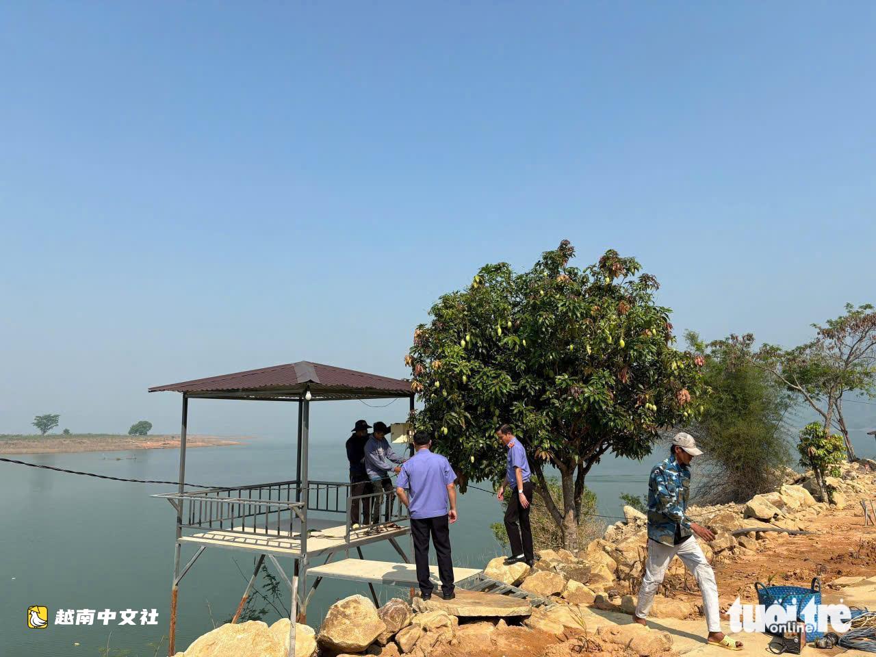 越南得樂省拆除侵佔國道和水電站水庫的“賞景”違章建築