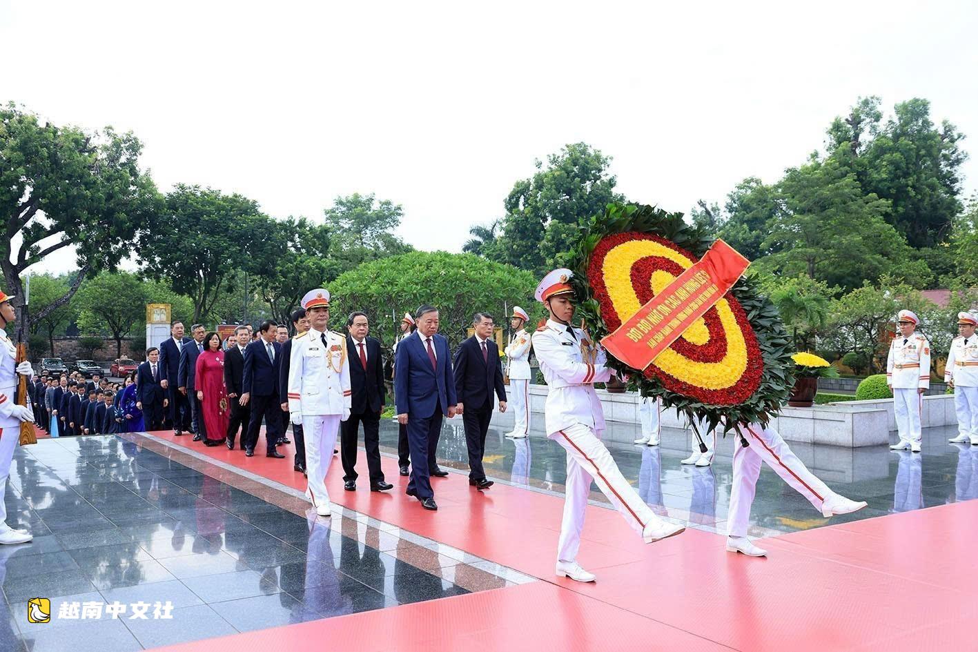 越共中央代表團進入胡志明陵墓瞻仰