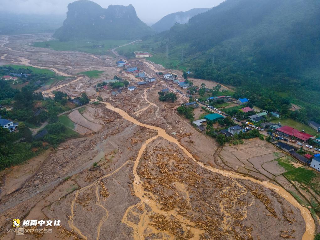 越南芒清山洪爆發:一家三口驚險逃生