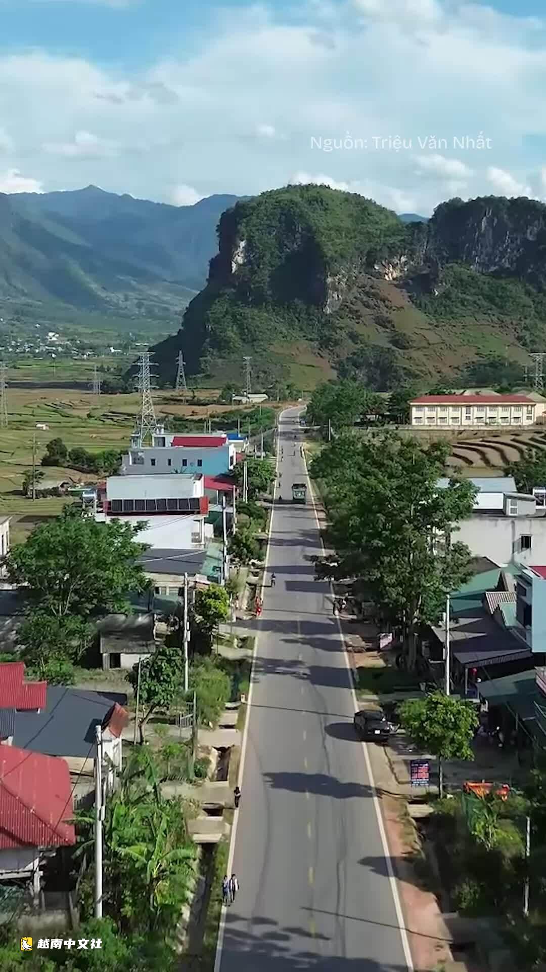 越南芒清山洪爆發:一家三口驚險逃生