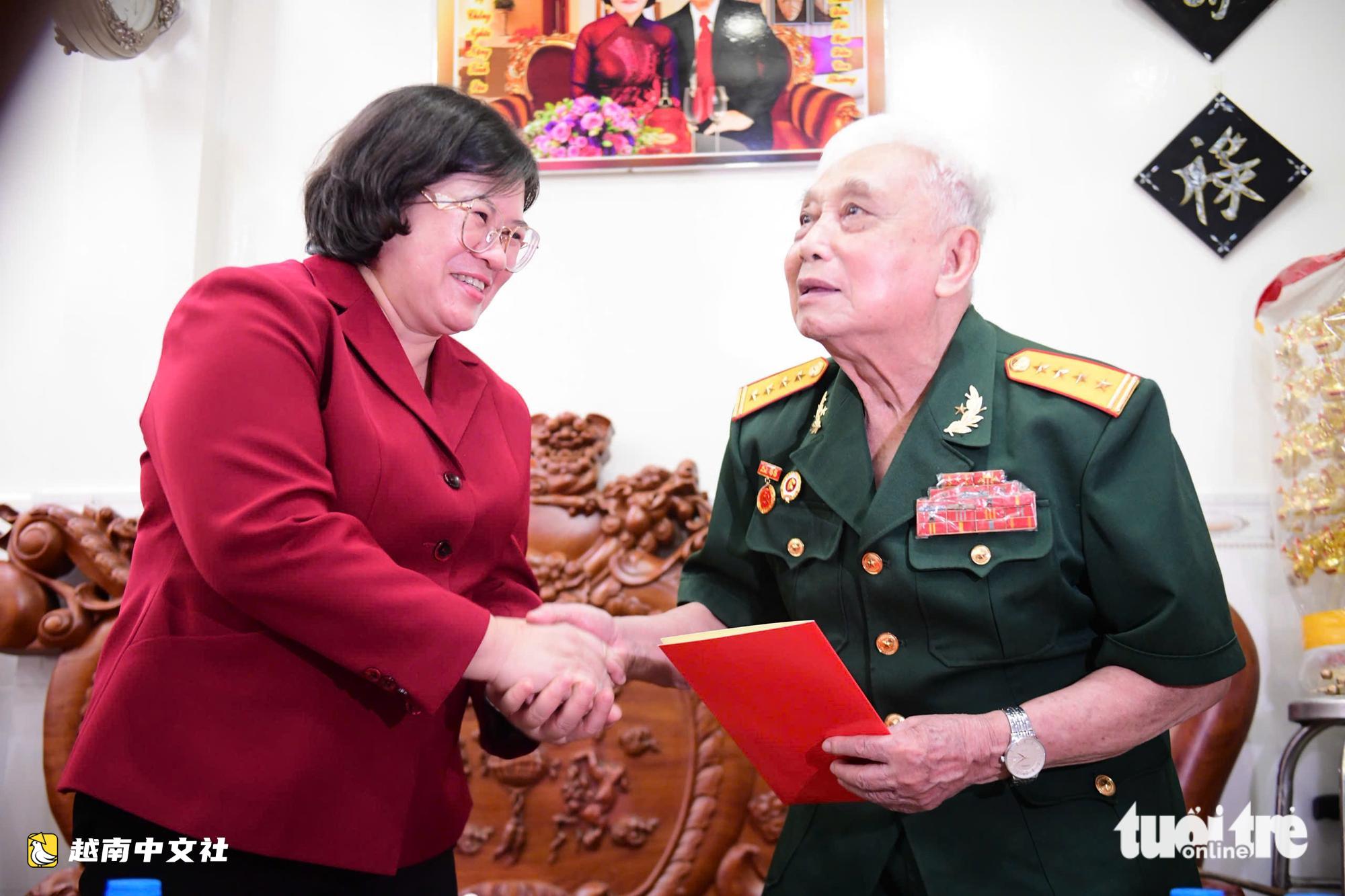 越南胡志明市市委領導走訪慰問優撫家庭典型代表