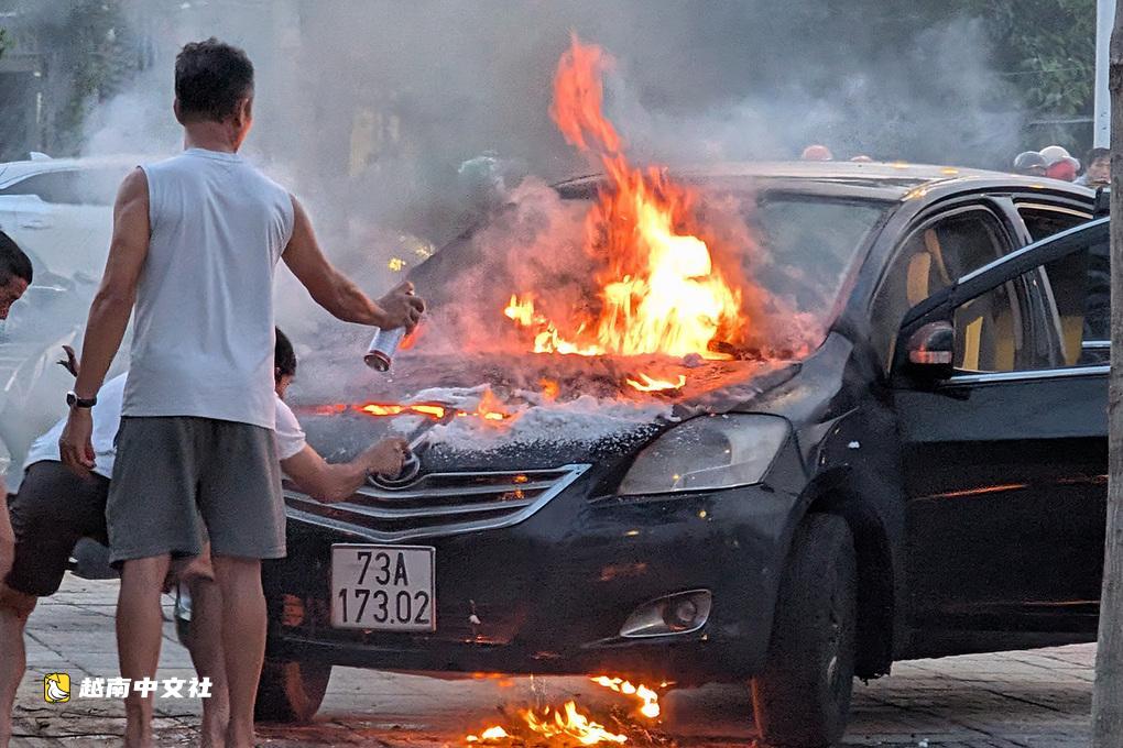 越南胡志明市人行道上汽車起火