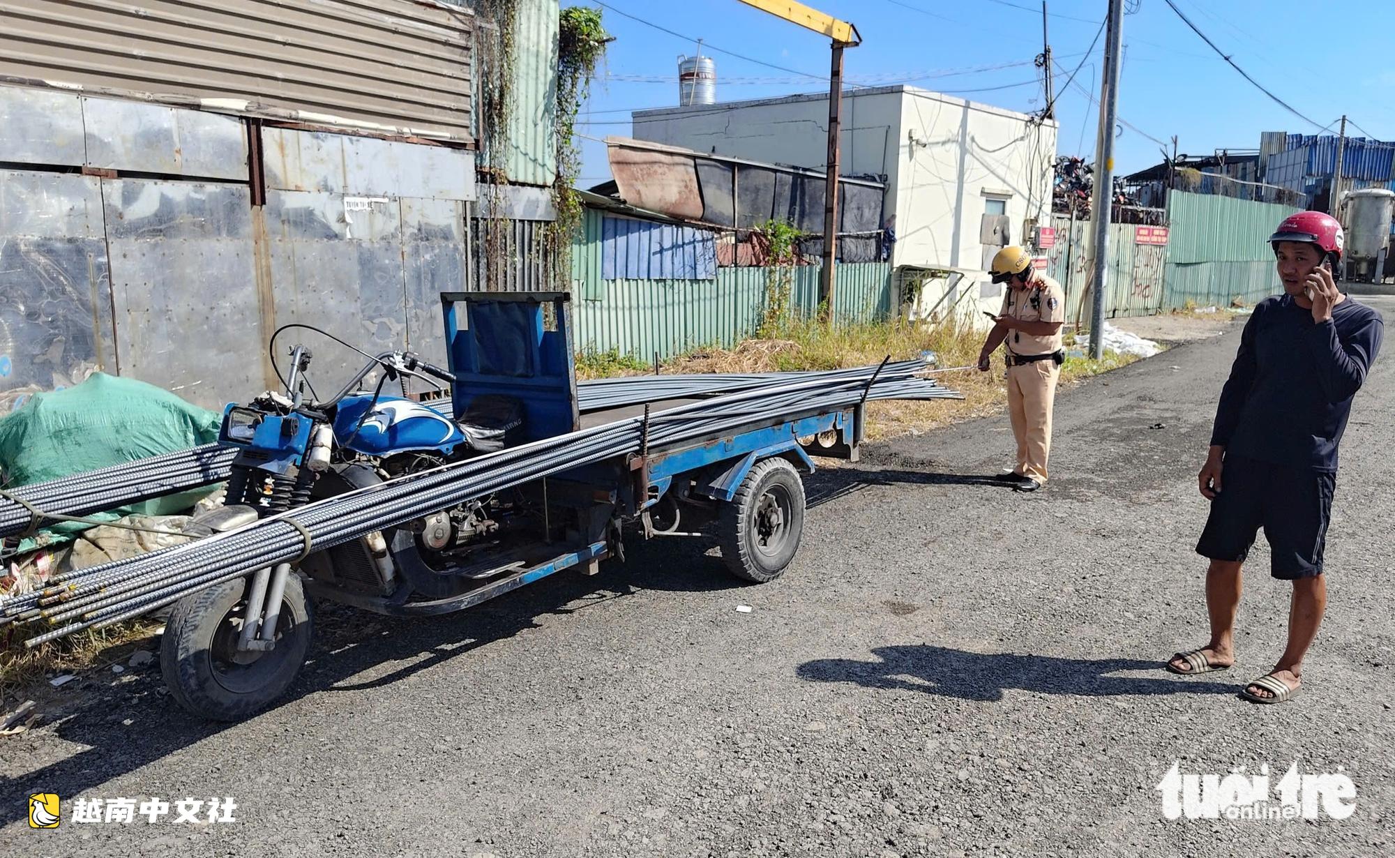 越南胡志明市交警處理三輪車運載鋼鐵等超限貨物,並上門宣傳