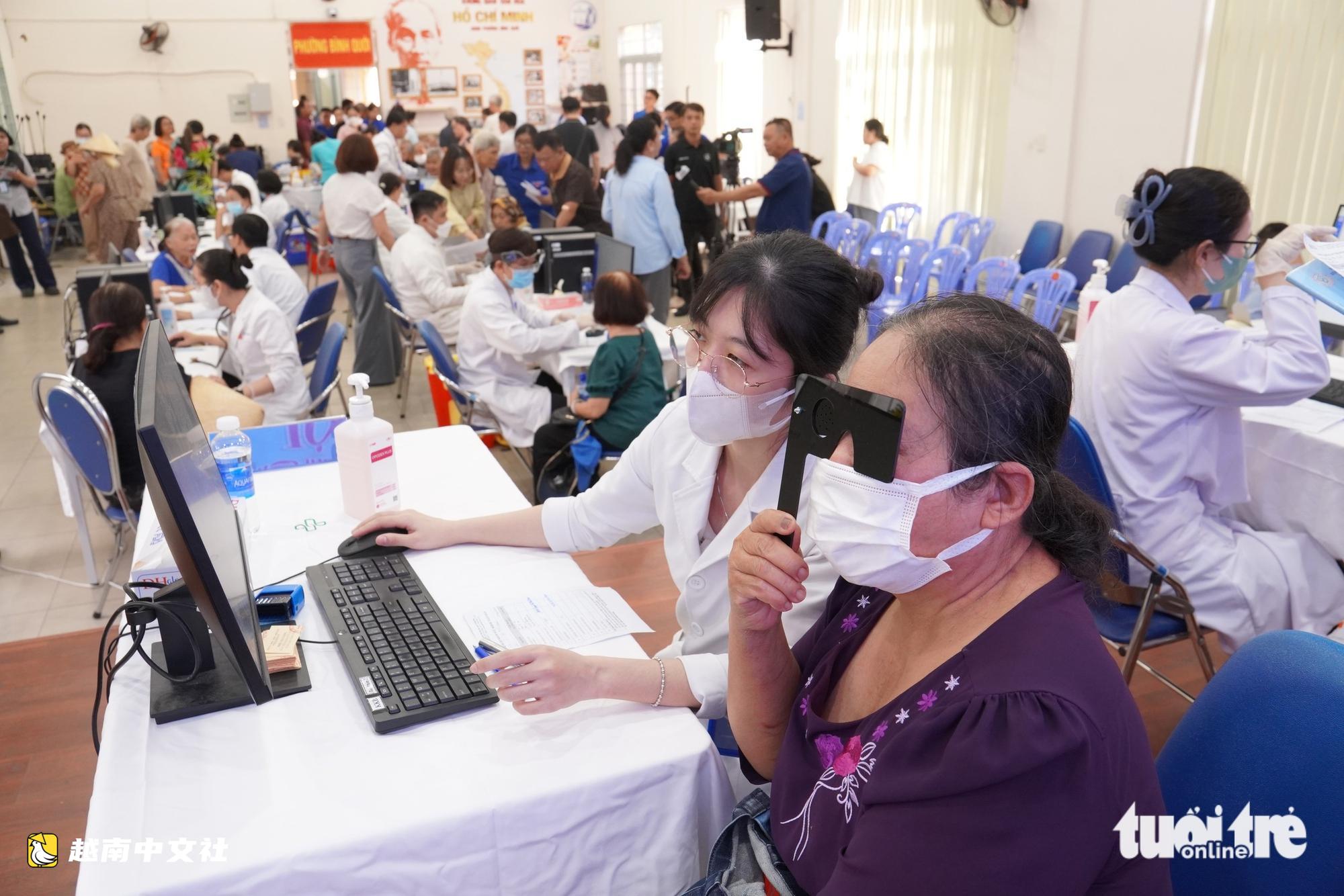 越南平貴坊民眾清晨排隊免費體檢,衝刺90天完成全民健康檢查
