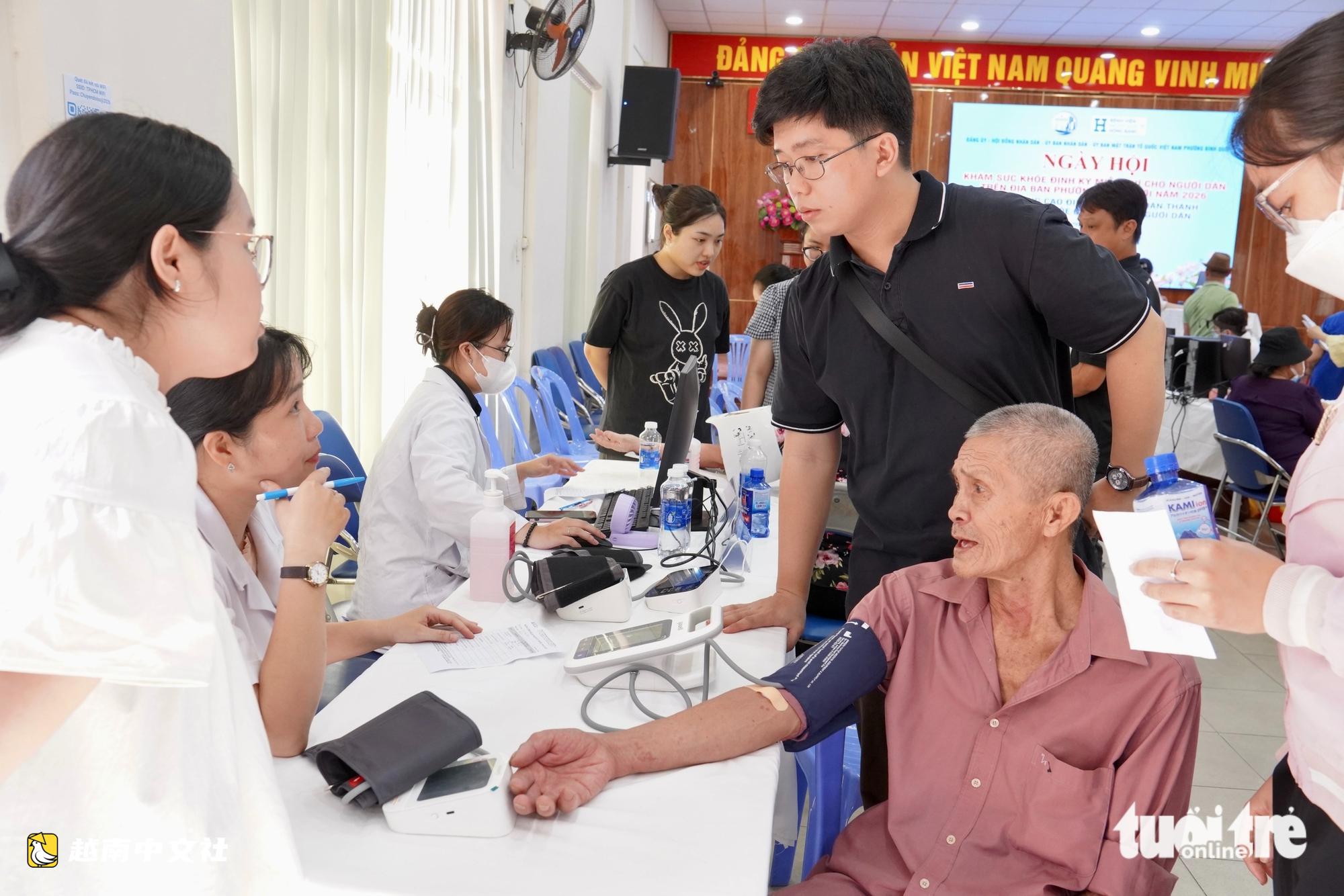 越南平貴坊民眾清晨排隊免費體檢,衝刺90天完成全民健康檢查