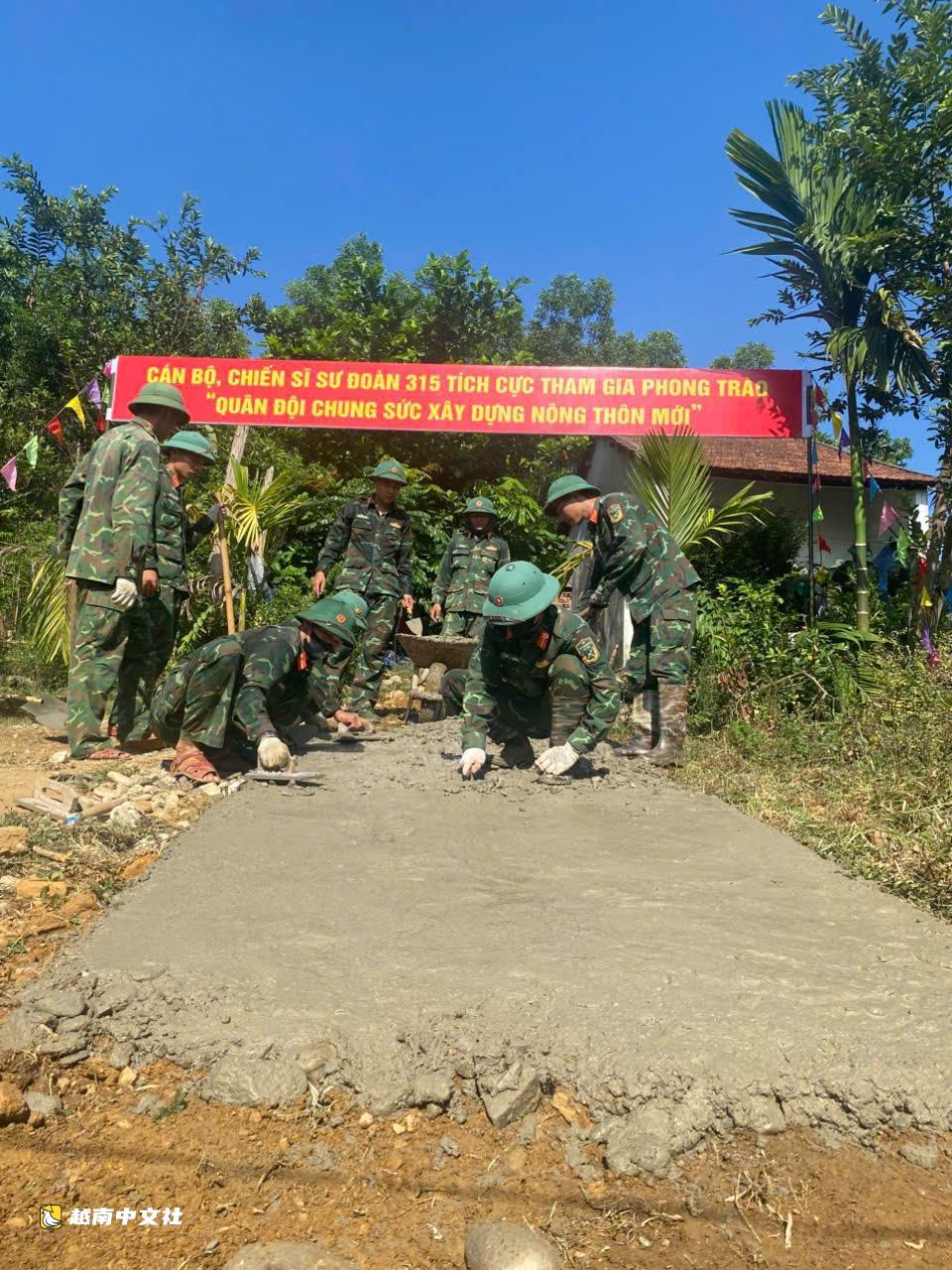 越南第五軍區第315師官兵協力幫助村民遷離危險區