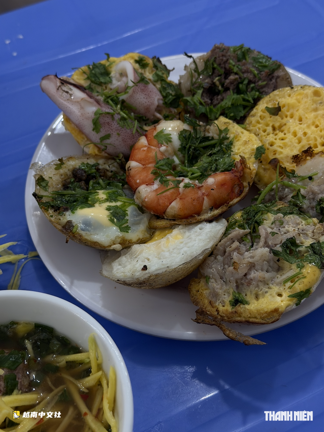 夏末,越南遊客青睞海濱旅遊及搜尋當地美食