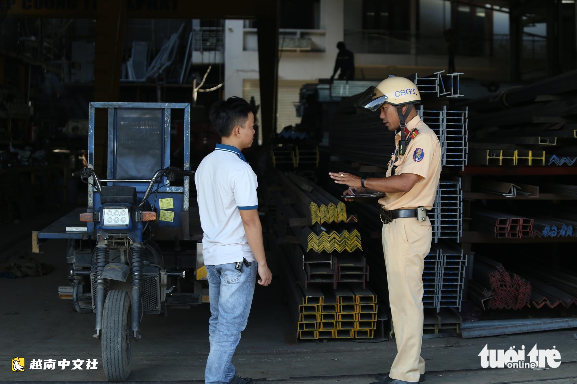 越南胡志明市交警處理三輪車運載鋼鐵等超限貨物,並上門宣傳
