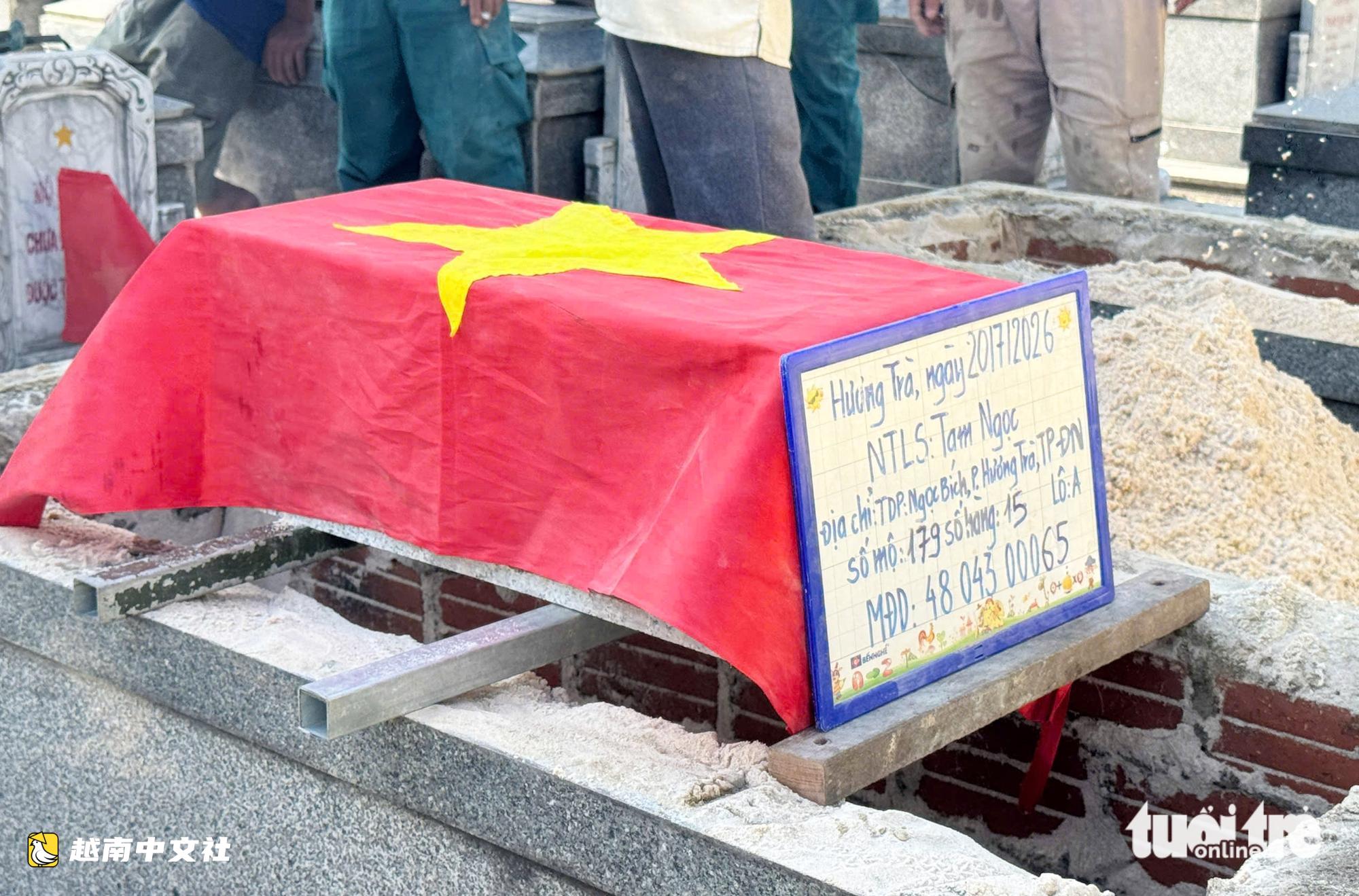 在如火的烈日下,越南峴港為無名烈士艱辛採集DNA樣本以尋找姓名