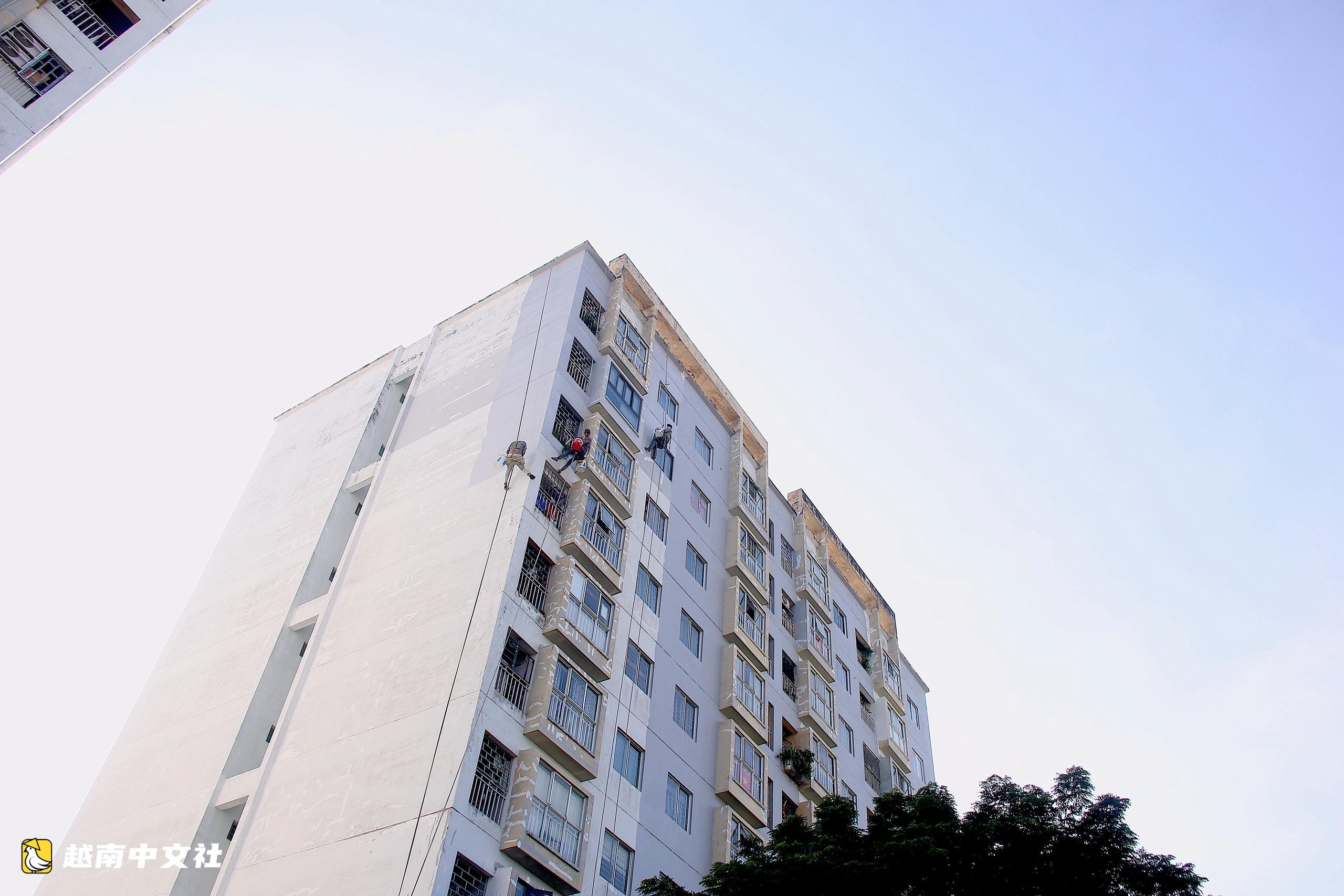 越南中部40度高溫下,高空油漆工謀生