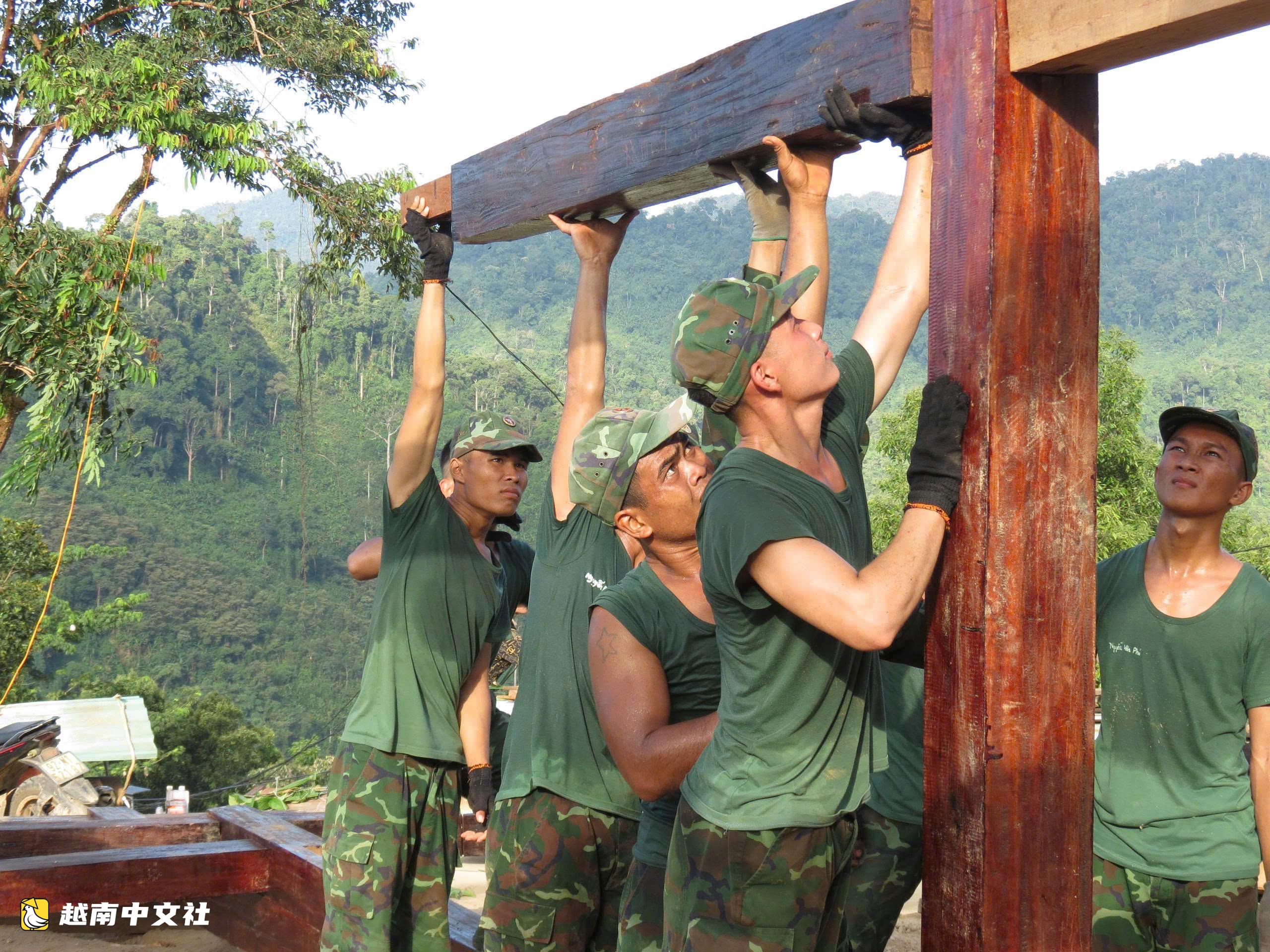 越南第五軍區第315師官兵協力幫助村民遷離危險區