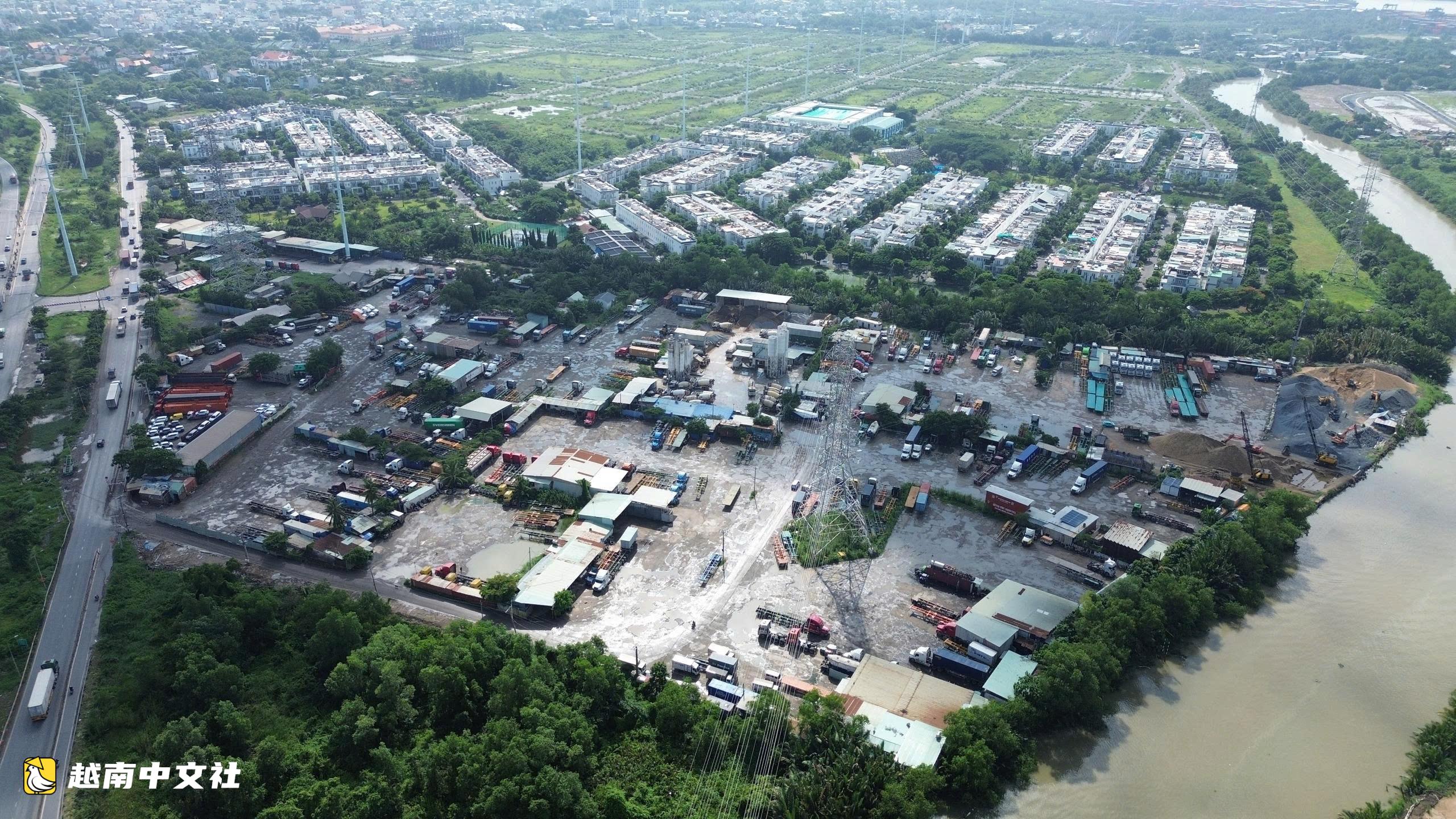 胡志明市各坊多次建議封閉武志公路沿線自發集裝箱堆場的路口