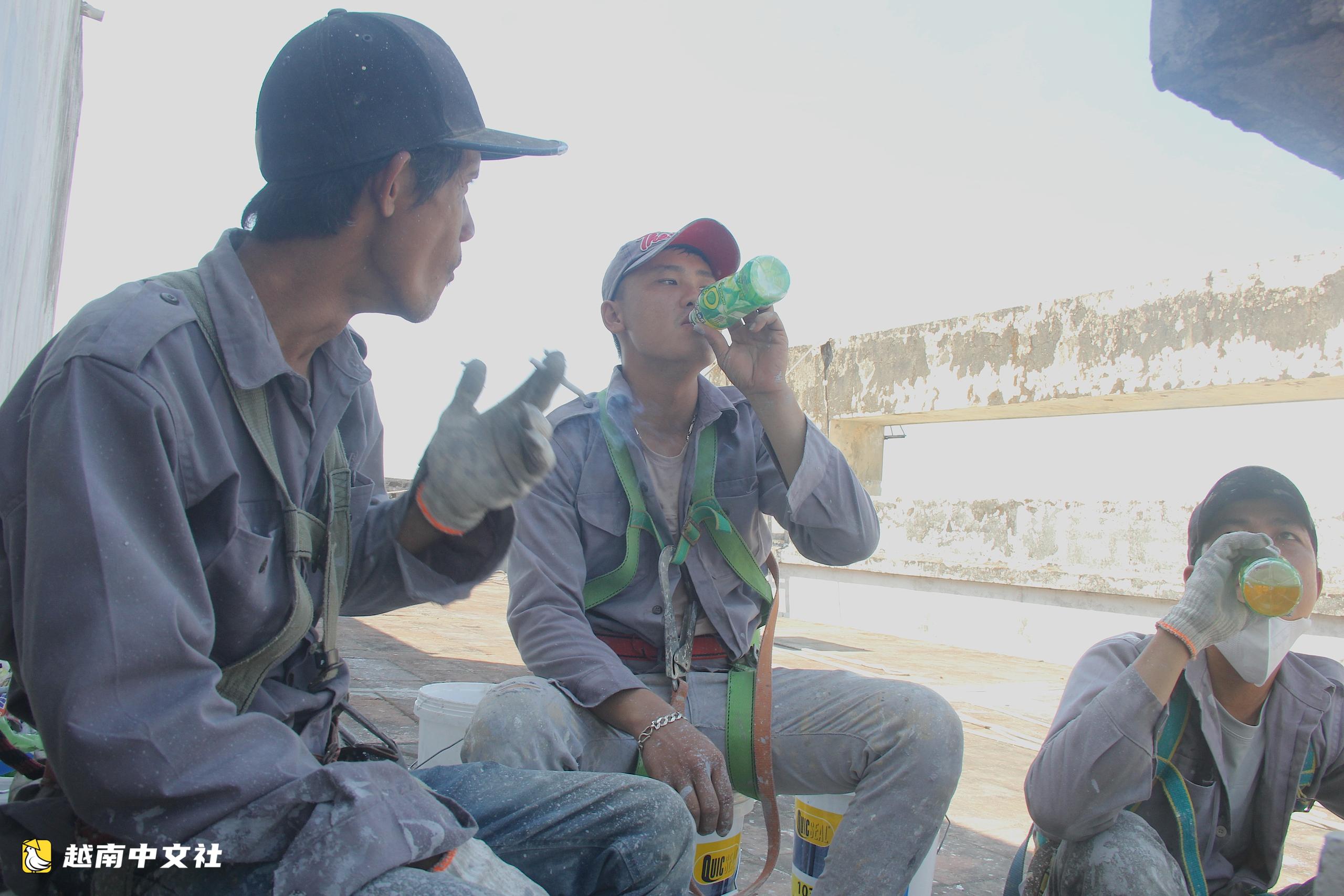 越南中部40度高溫下,高空油漆工謀生