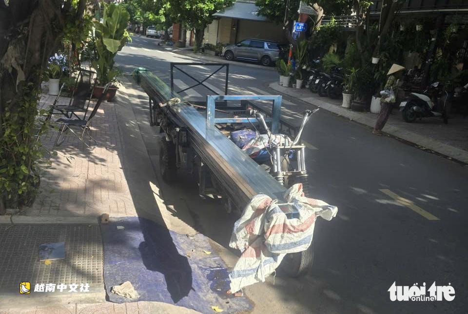 越南胡志明市交警處理三輪車運載鋼鐵等超限貨物,並上門宣傳