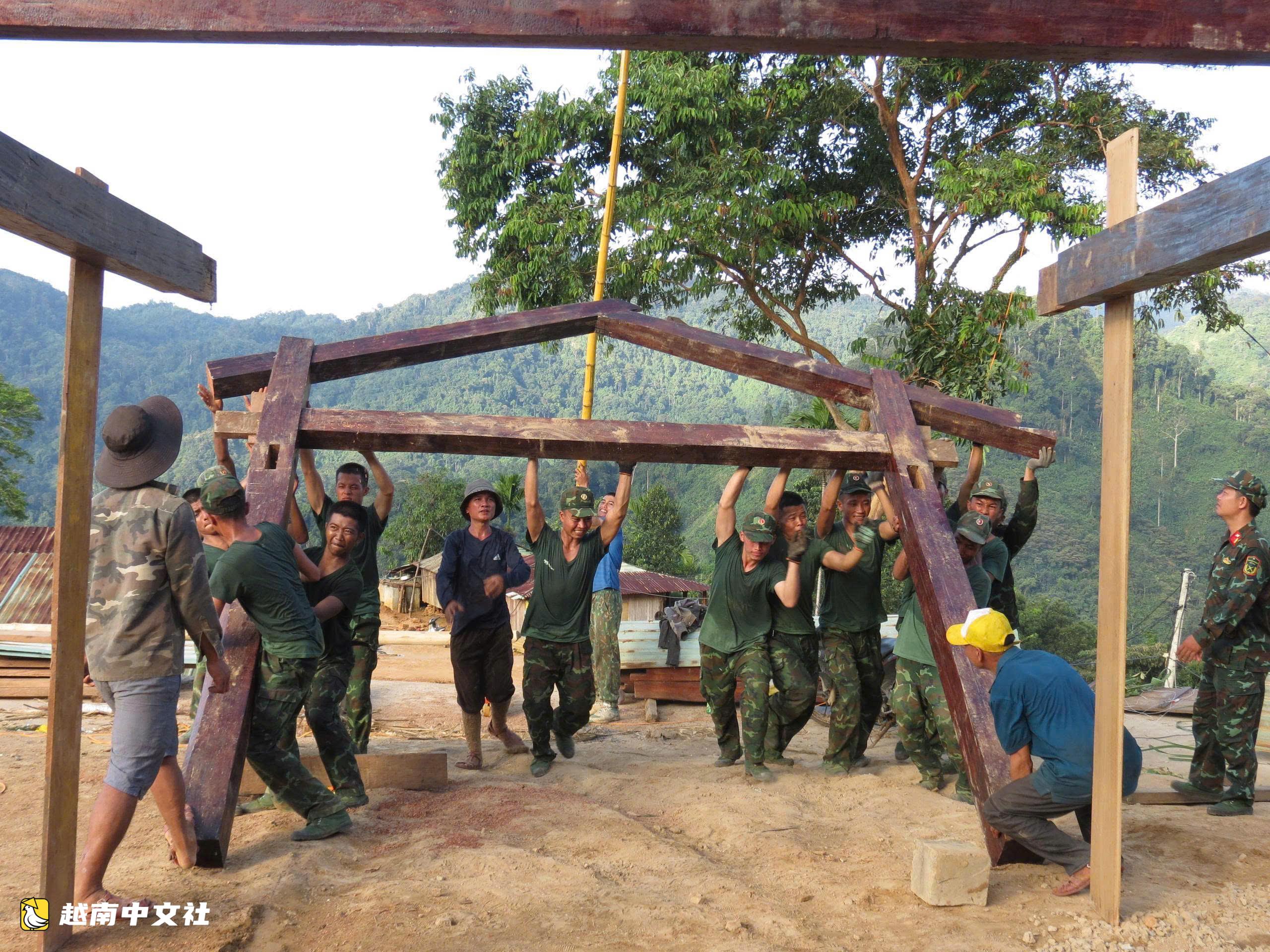 越南第五軍區第315師官兵協力幫助村民遷離危險區