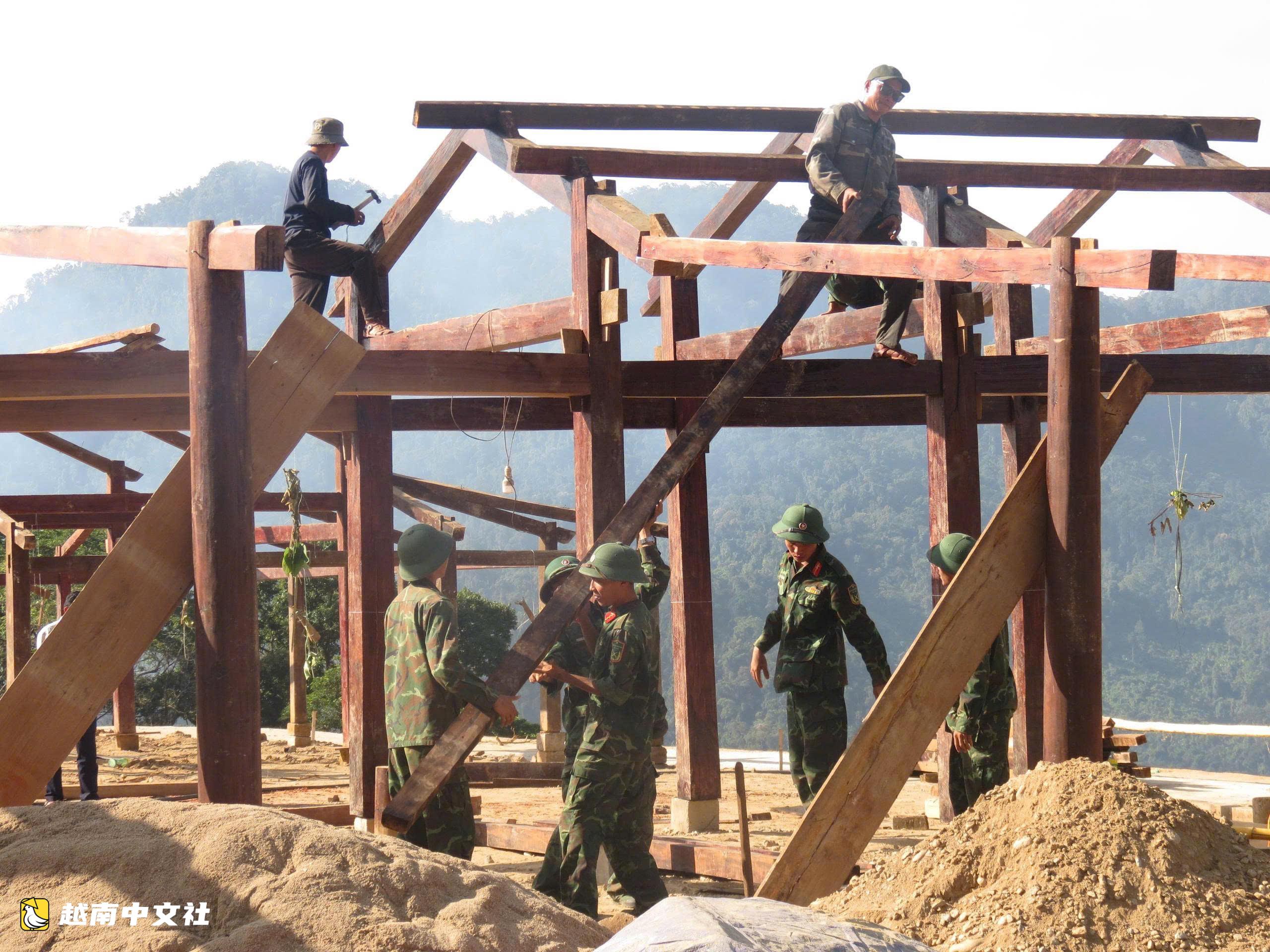 越南第五軍區第315師官兵協力幫助村民遷離危險區