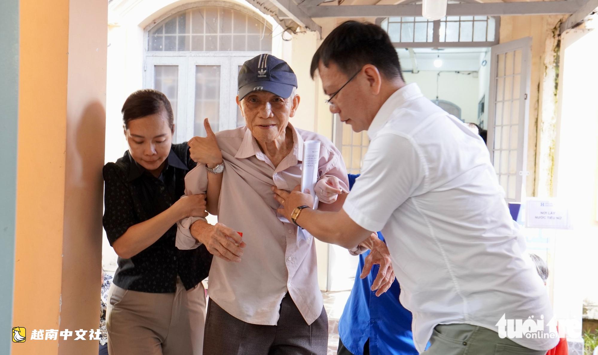 越南平貴坊民眾清晨排隊免費體檢,衝刺90天完成全民健康檢查